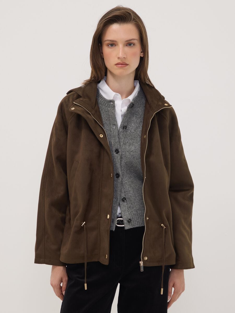 Parka marrone con cappuccio e chiusura zip e bottoni_1