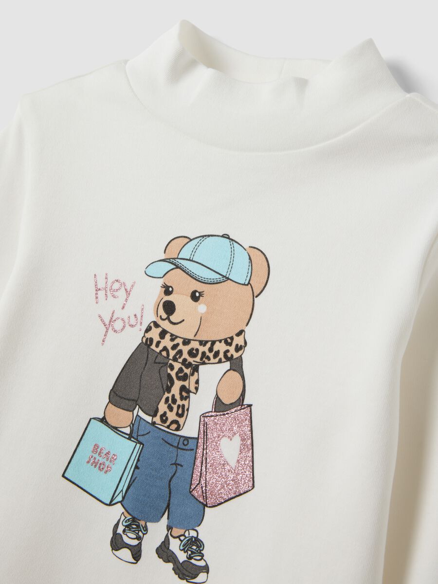 T-shirt bianca in puro cotone organico con collo rialzato e stampa orsetto_2