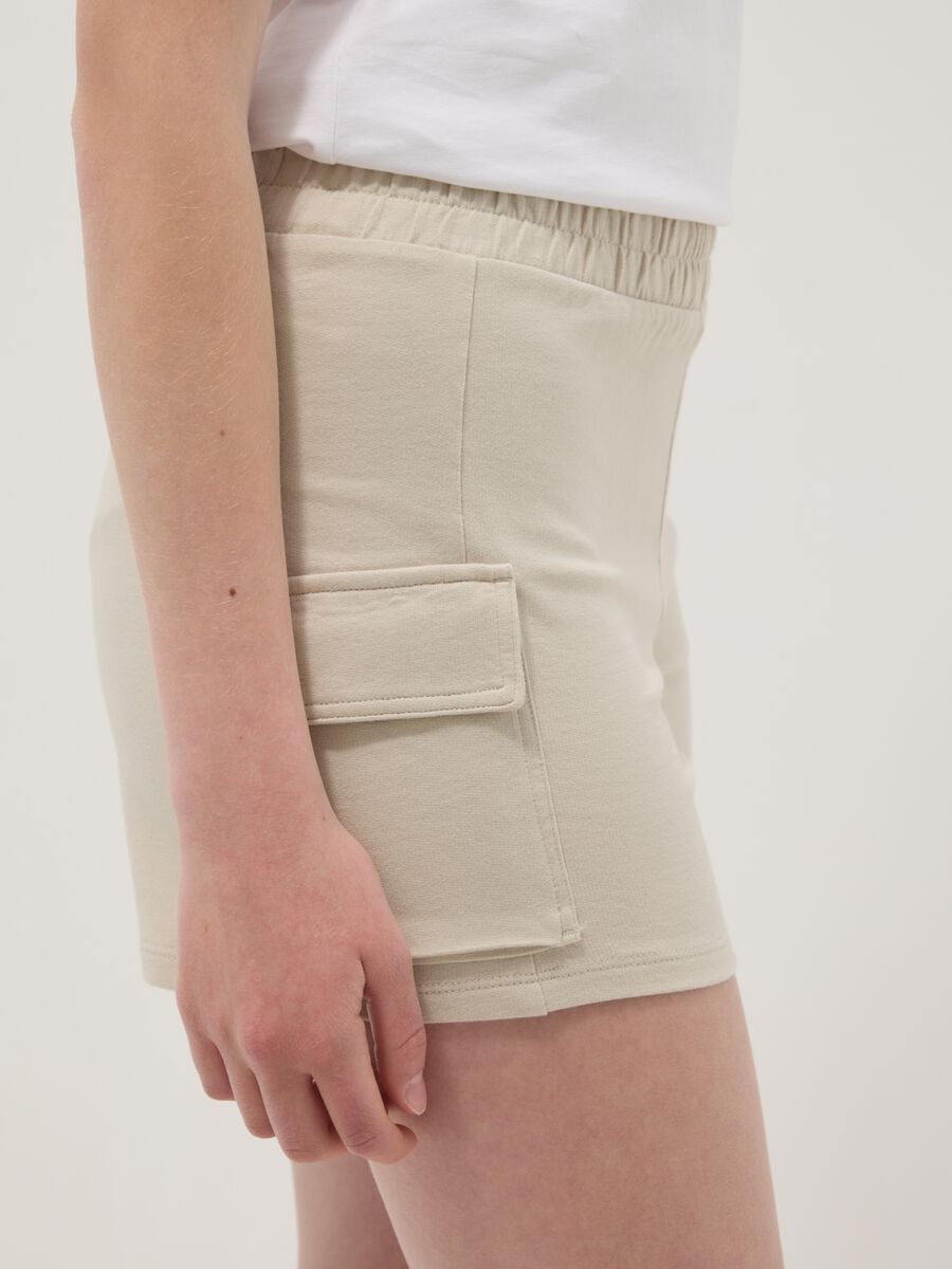 Shorts cargo beige para ni&ntilde;as en mezcla de algod&oacute;n con corte relajado_2