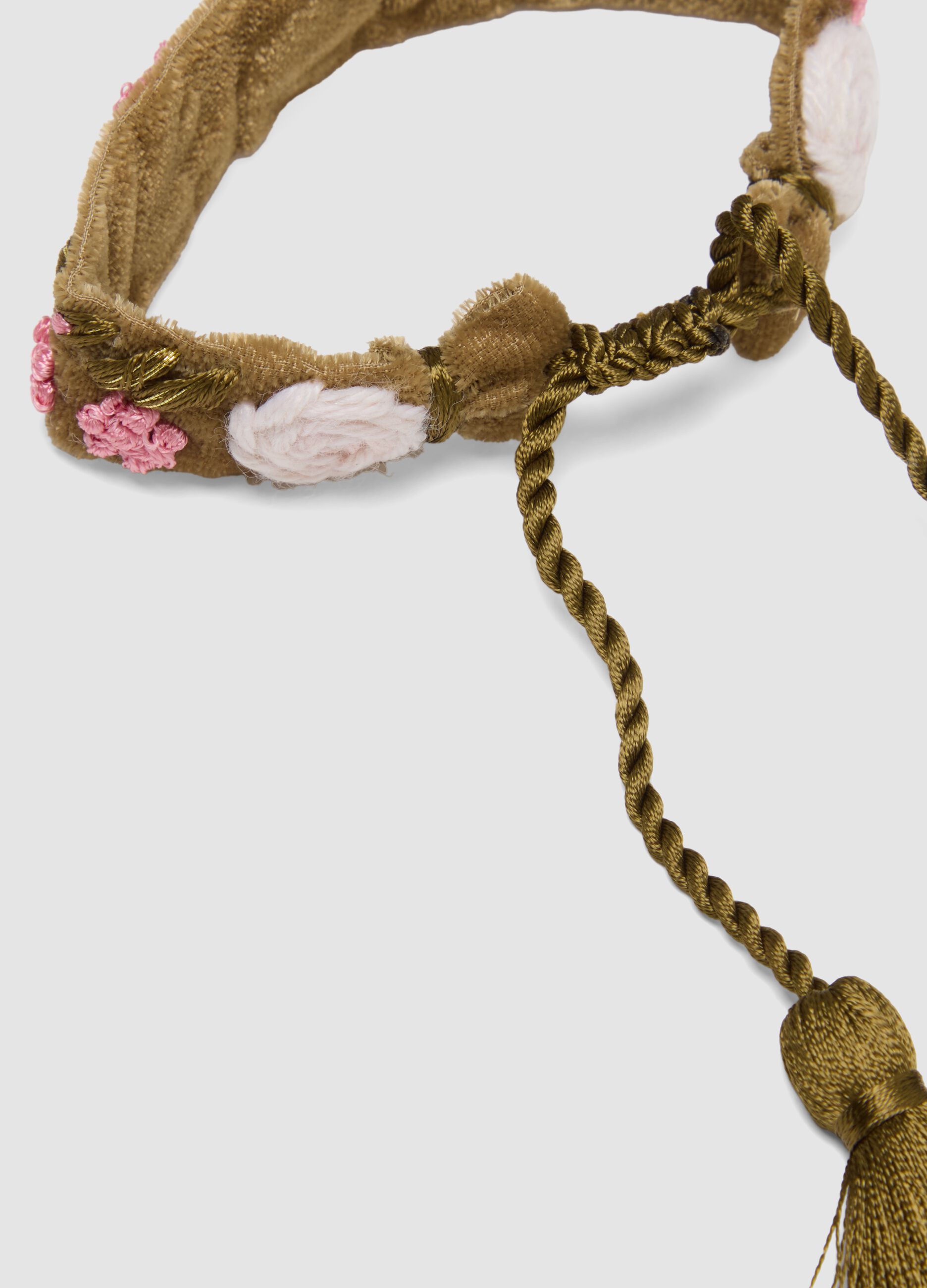 Gr&uuml;nes Armband mit bestickten Blumen und Quasten