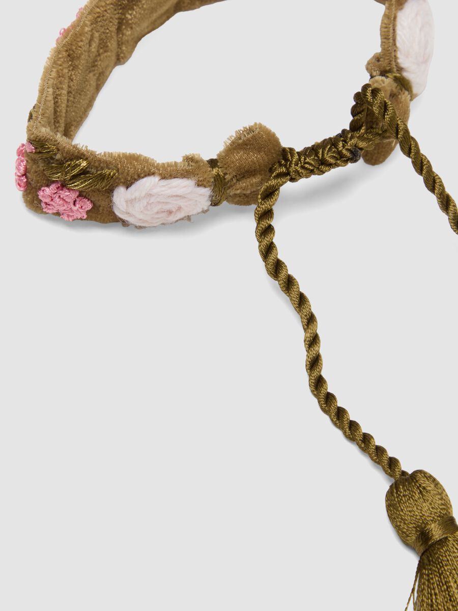 Gr&uuml;nes Armband mit bestickten Blumen und Quasten_2