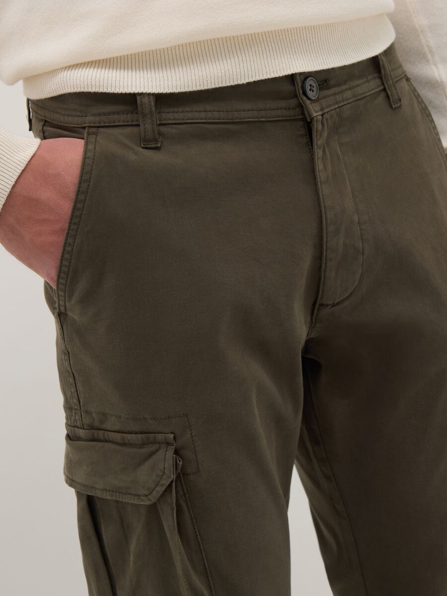 Green slim fit stretch cotton cargo trousers_3