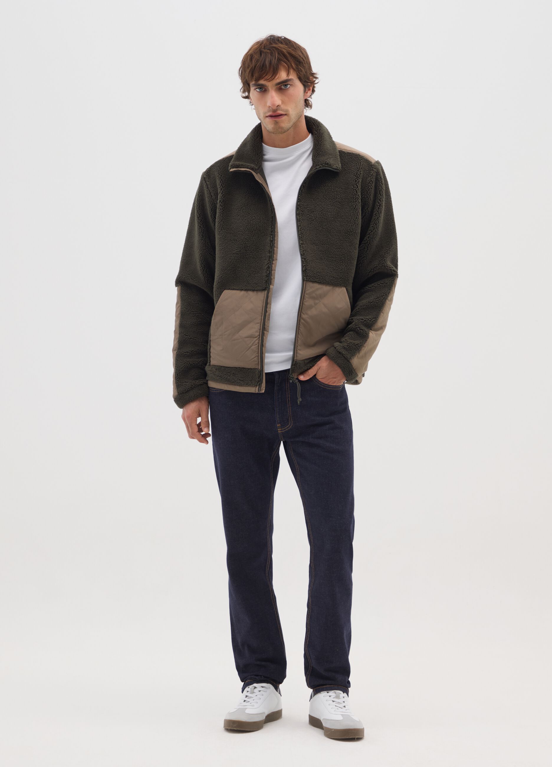 Green sweatshirt with high collar and regular fit pockets with zip