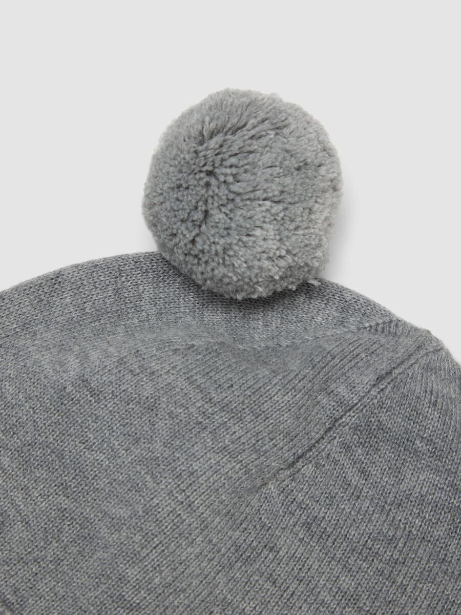 Graue Babym&uuml;tze aus reiner Bio-Baumwolle mit Pompons_3