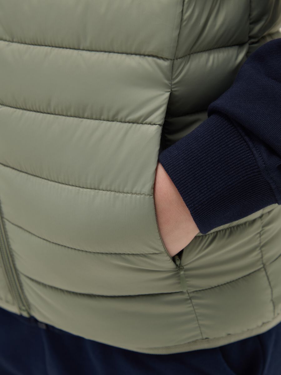 Gr&uuml;ne gepolsterte Jungenweste Regular Fit mit Kapuze_2