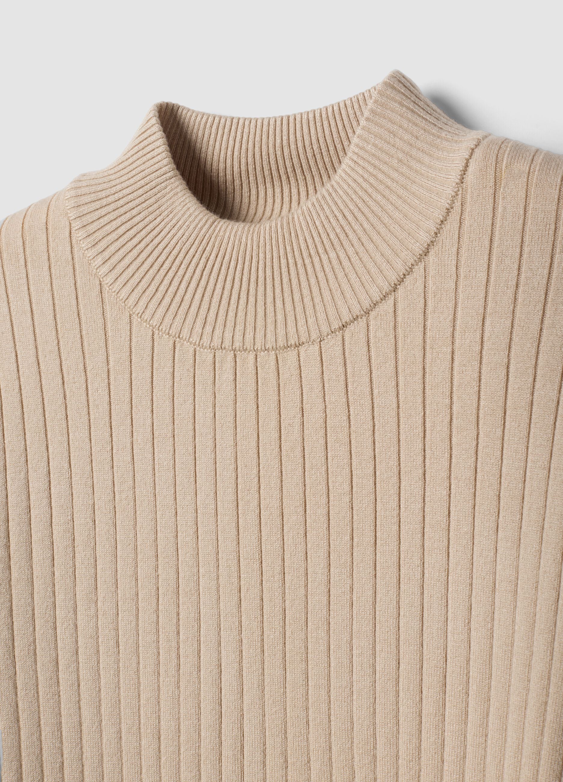 Beiger Rippstrick-Pullover aus Viskosemix mit Stehkragen