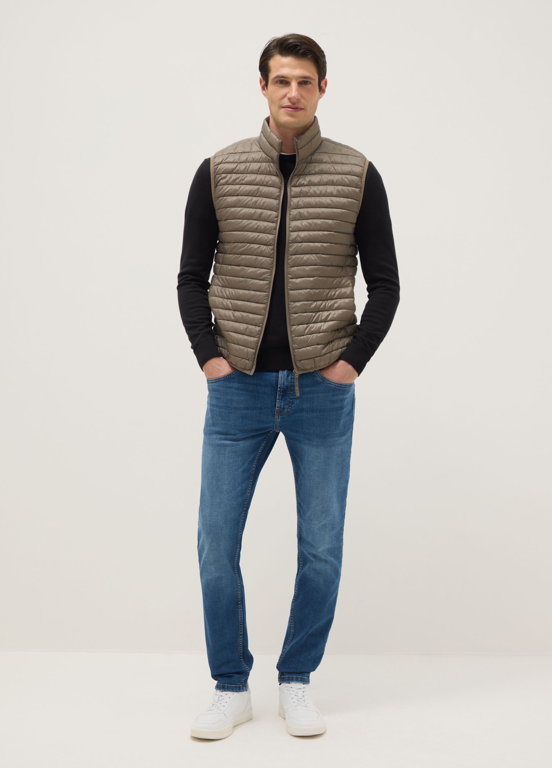 Colete ultraleve castanho corte regular sem capuz