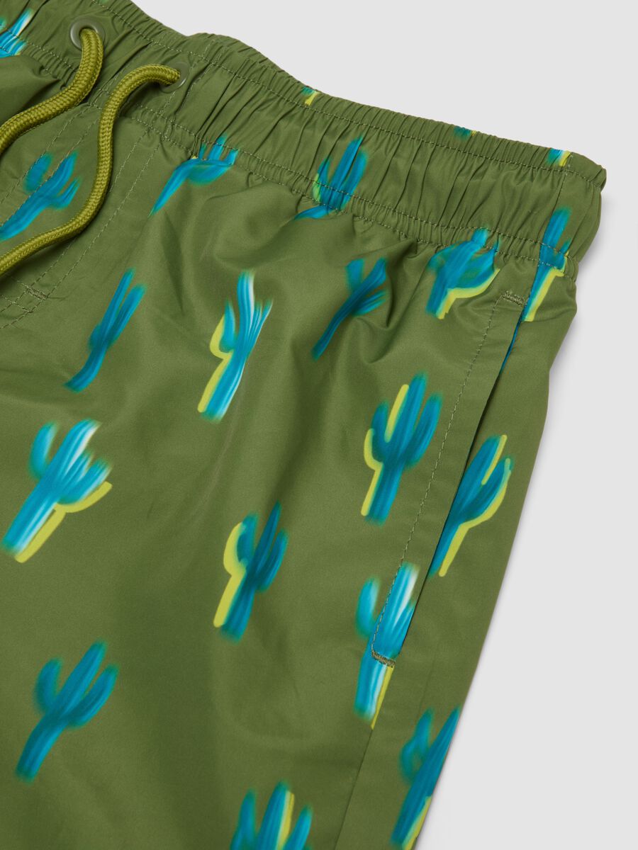 Short de bain gar&ccedil;on vert &agrave; imprim&eacute; cactus_2