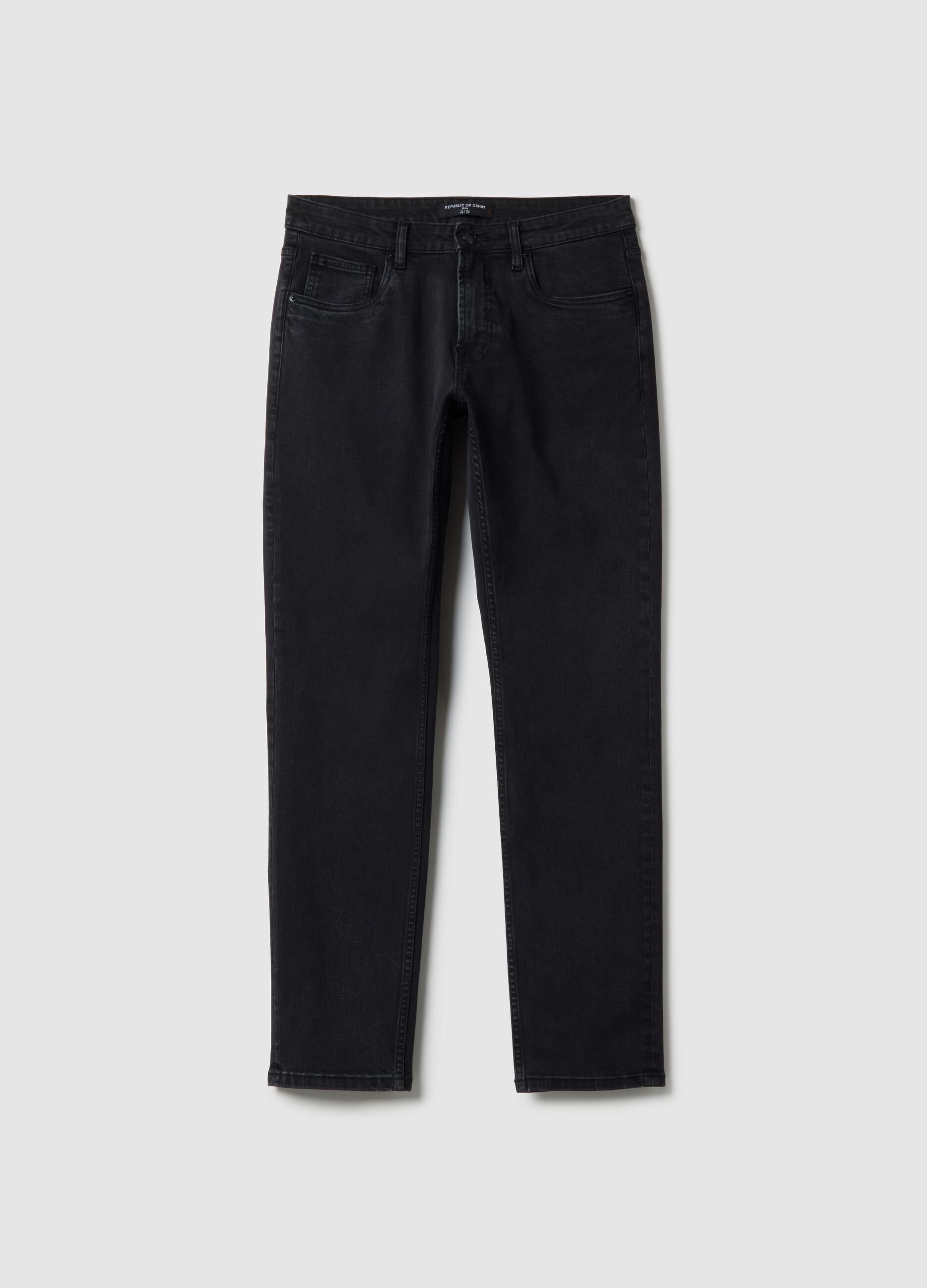 Schmal geschnittene schwarze Denim-Jeans