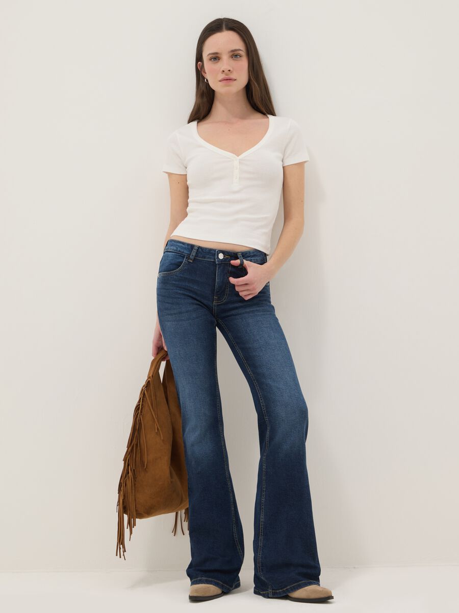 Wei&szlig;e T-Shirt aus reiner Baumwolle mit regul&auml;rer Passform und V-Ausschnitt_1