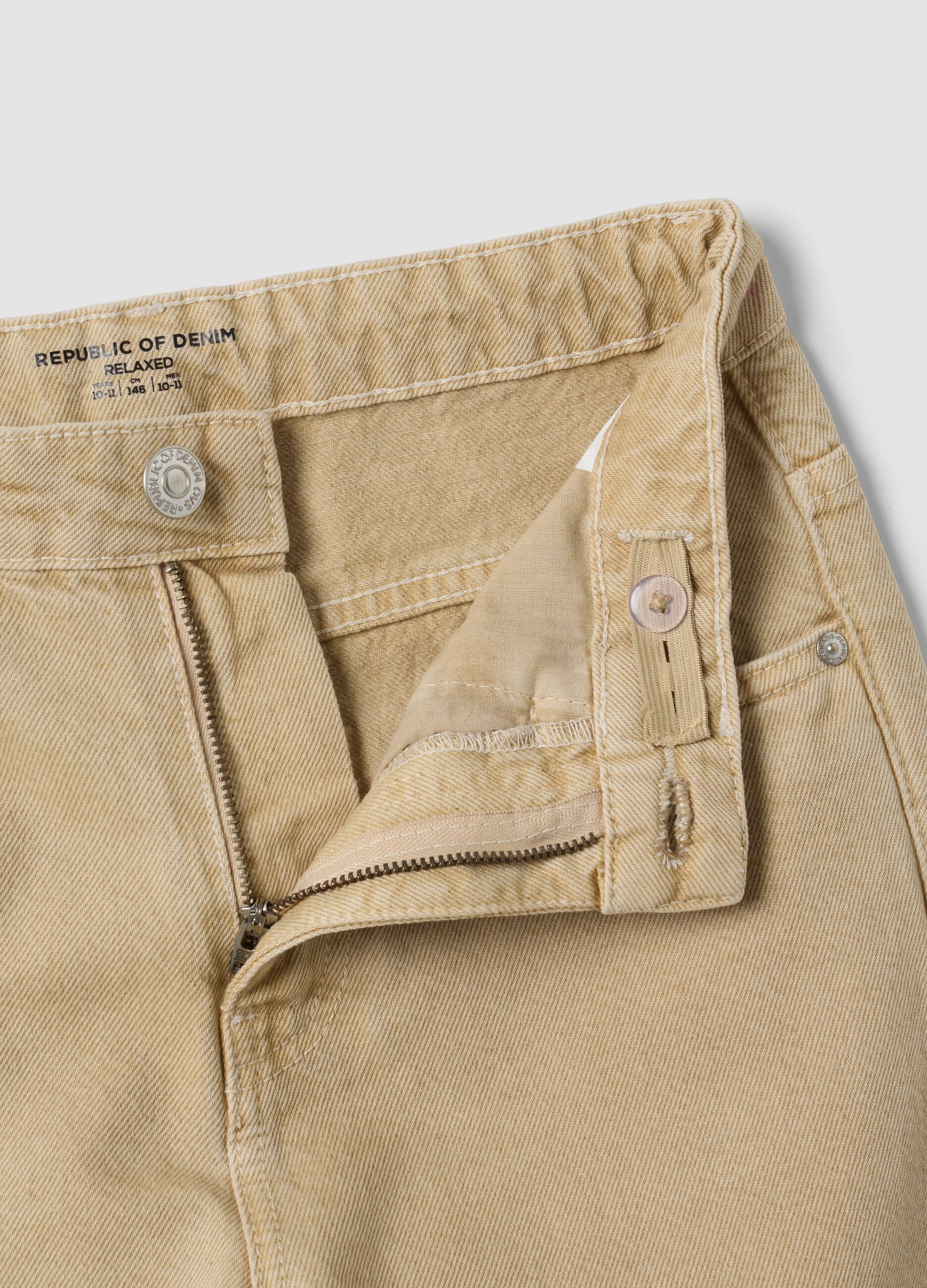 &Mu;&pi;&epsilon;&zeta; &tau;&zeta;&iota;&nu; denim &alpha;&pi;ό 100% &beta;&alpha;&mu;&beta;ά&kappa;&iota;, relaxed fit &gamma;&iota;&alpha; &alpha;&gamma;ό&rho;&iota;