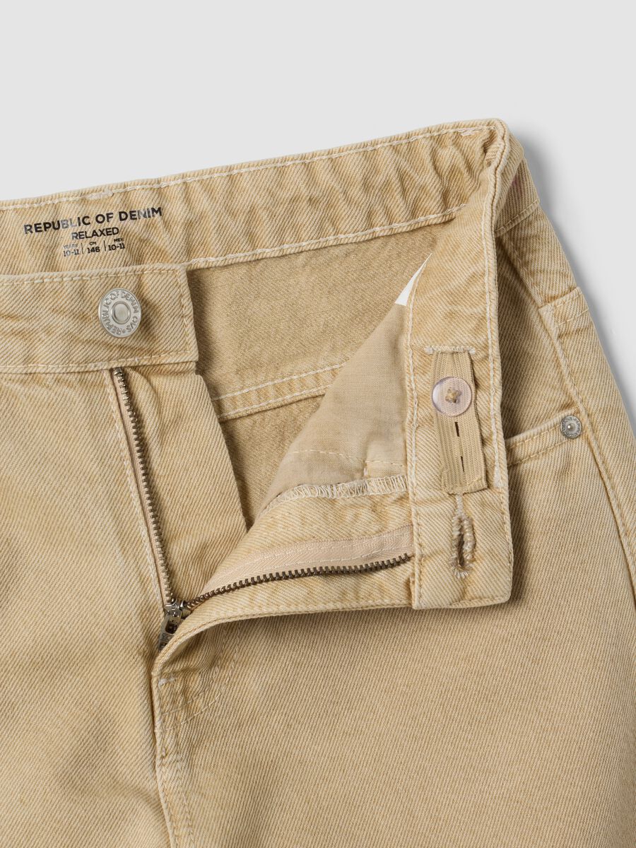 Beige cotton denim jeans, relaxed fit for boys_2