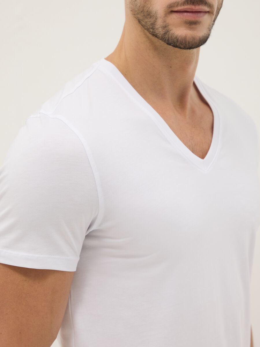 Pure cotton white V-neck regular fit T-shirt_3