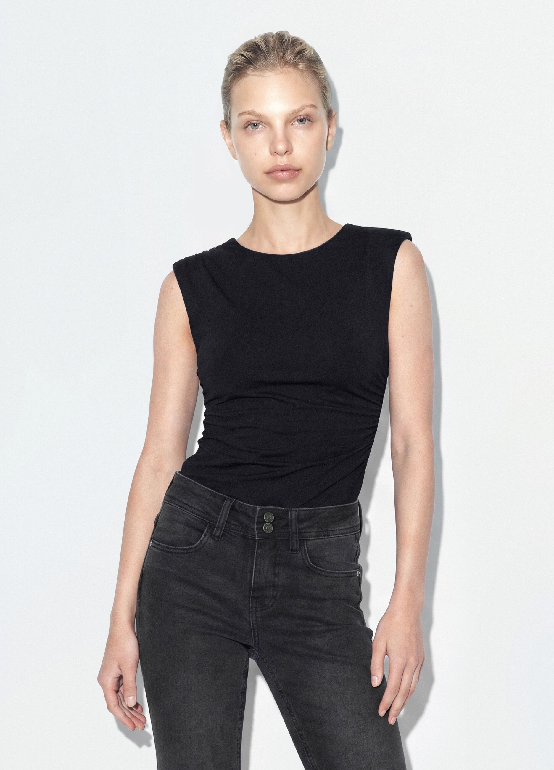Body nero in tessuto elasticizzato con arricciature regular fit