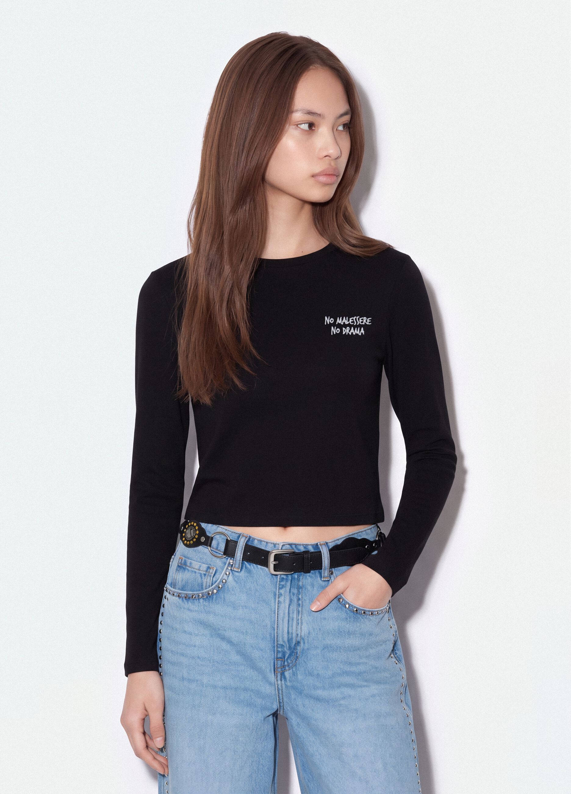 &Mu;&alpha;ύ&rho;&omicron; T-shirt &alpha;&pi;ό 100% &beta;&alpha;&mu;&beta;ά&kappa;&iota; &mu;&epsilon; lettering &sigma;&tau;&omicron; &sigma;&tau;ή&theta;&omicron;&sigmaf;