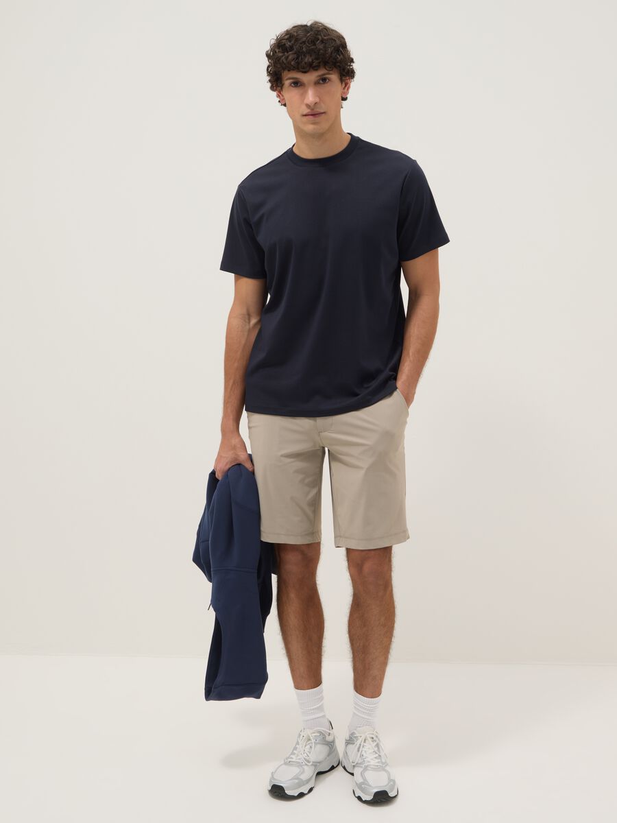 Bermudas jogger beige de tejido el&aacute;stico de corte regular_0