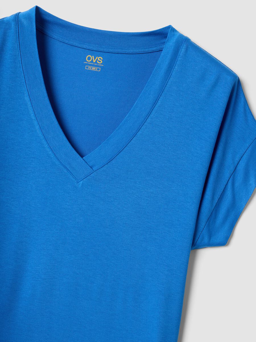 Camiseta azul de viscosa el&aacute;stica con cuello en V_1