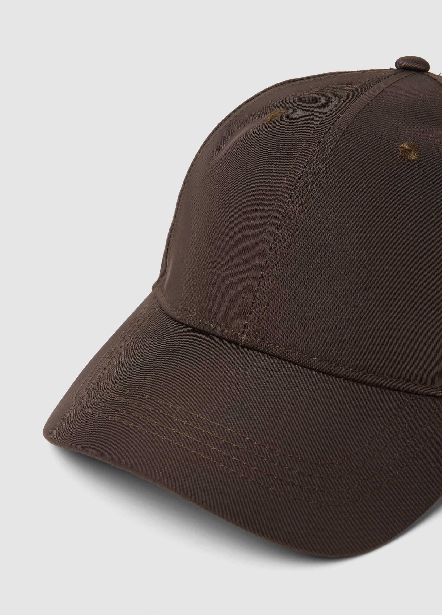 Braune Cap mit gebogenem Schirm