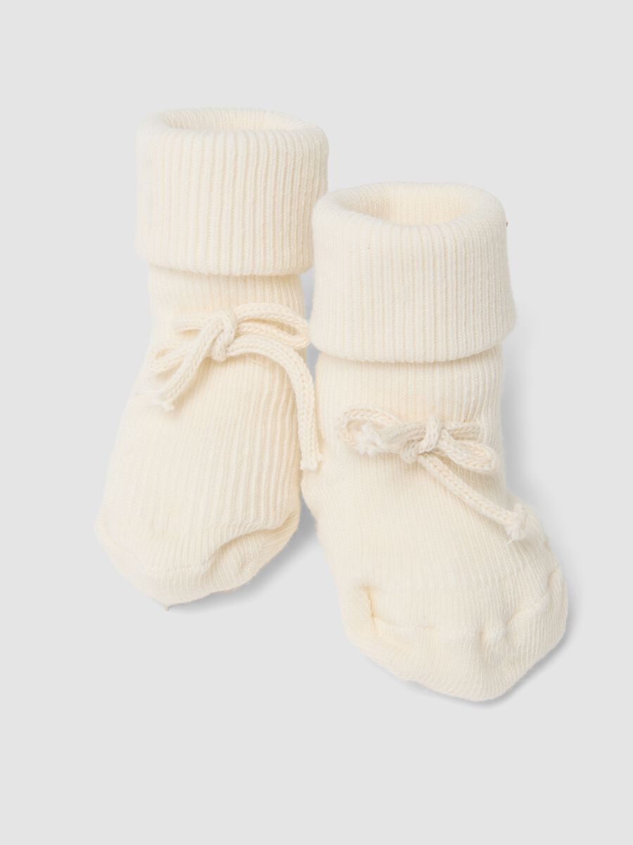 Wei&szlig;e Babysch&uuml;hchen aus Bio-Baumwolle mit Rippstrick_1