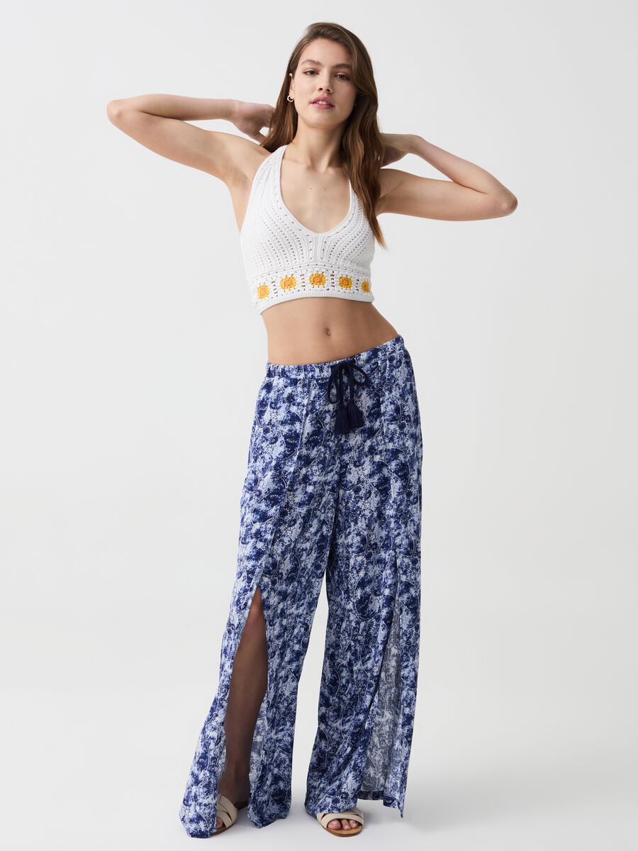 Crochet crop top with flowers embroidery_0
