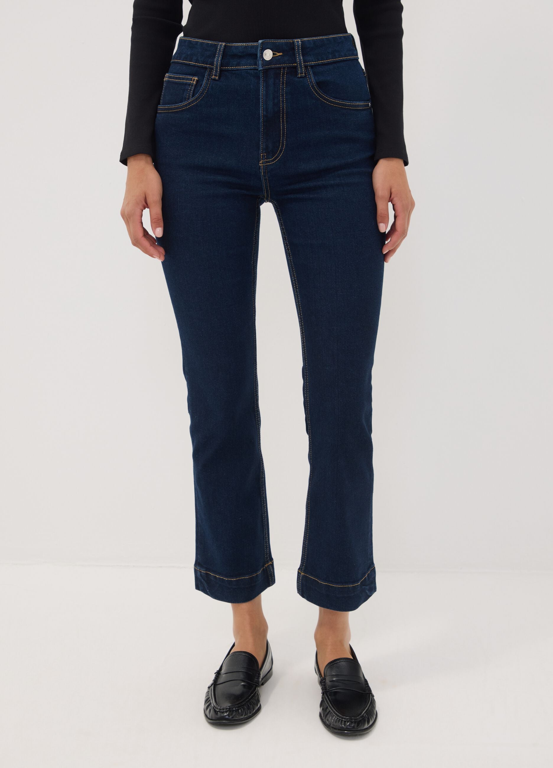 Jeans de ganga azuis cropped slim fit em algod&atilde;o e viscose el&aacute;sticos