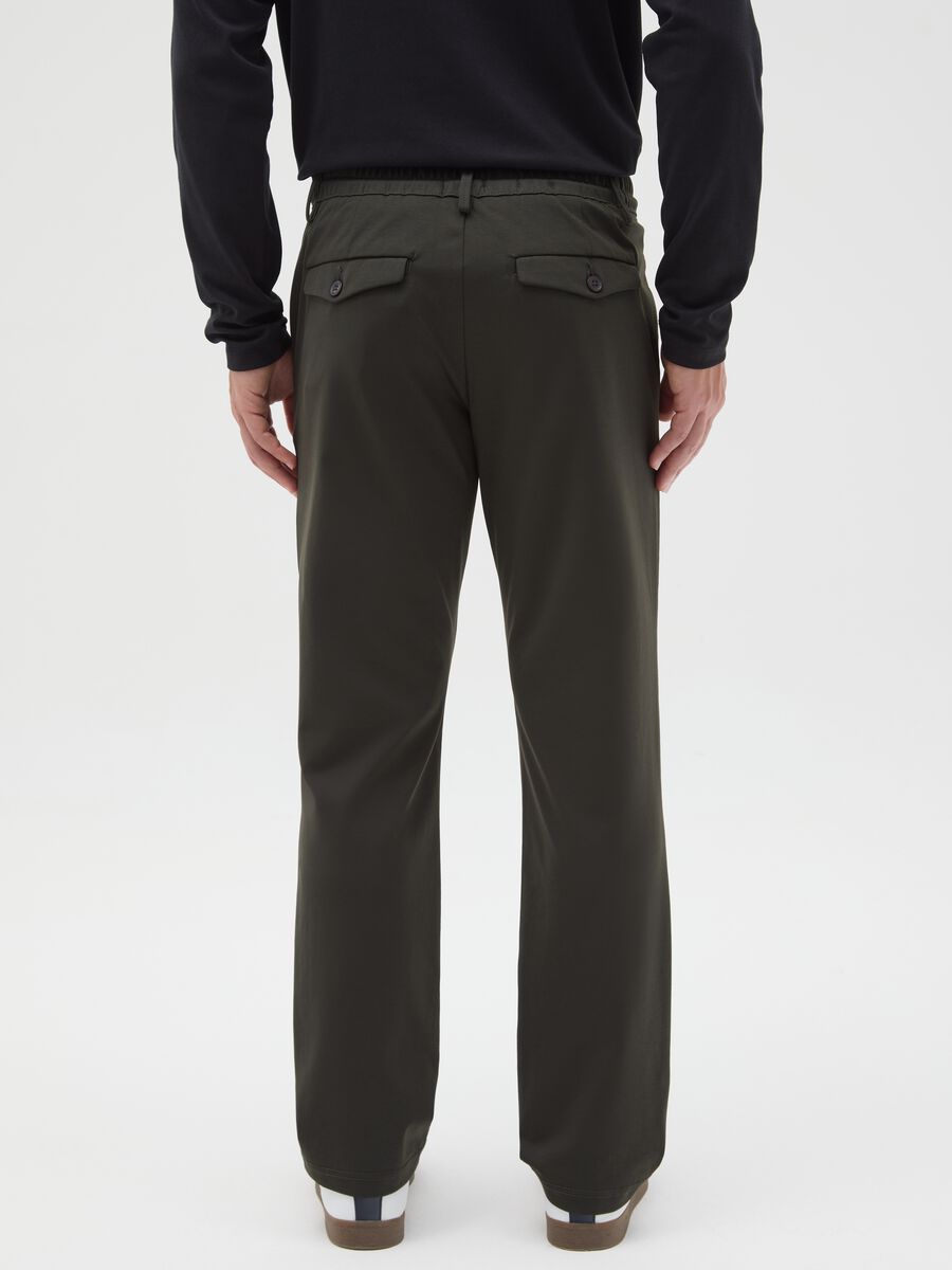 Green cotton blend regular fit chino trousers_2