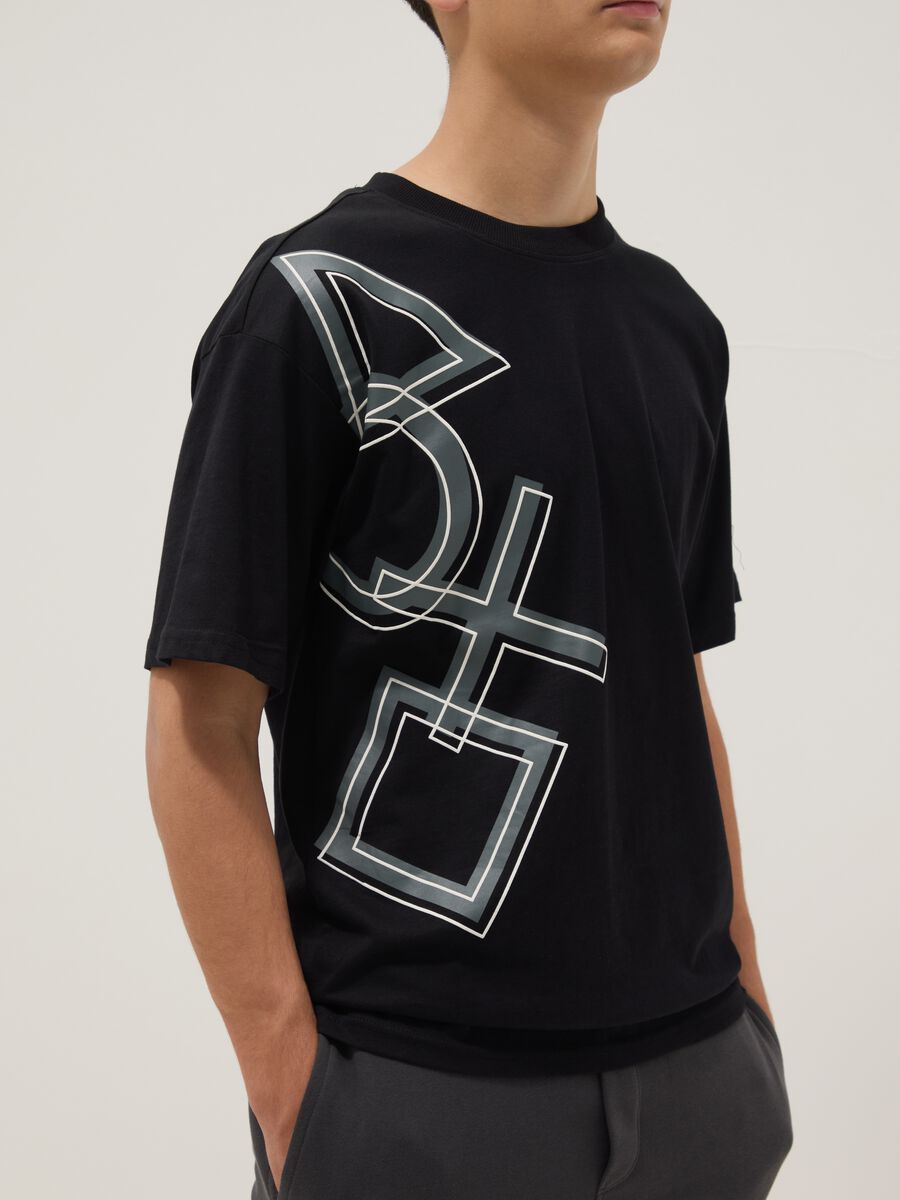 Camiseta negra de ni&ntilde;o con logo de PlayStation en algod&oacute;n 100%, corte relaxed_2