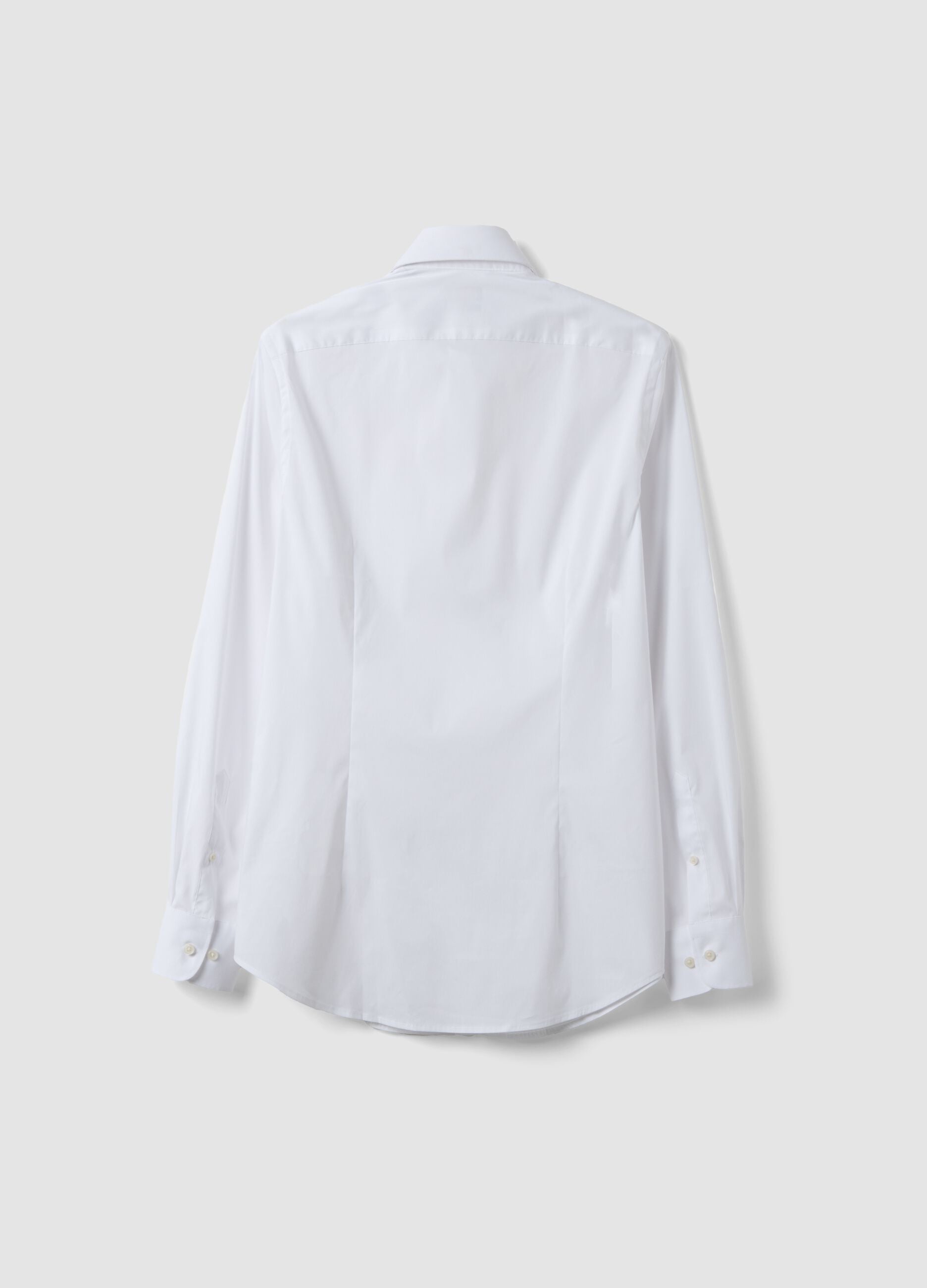 Camisa branca em popelina de algod&atilde;o el&aacute;stico com colarinho franc&ecirc;s, corte slim