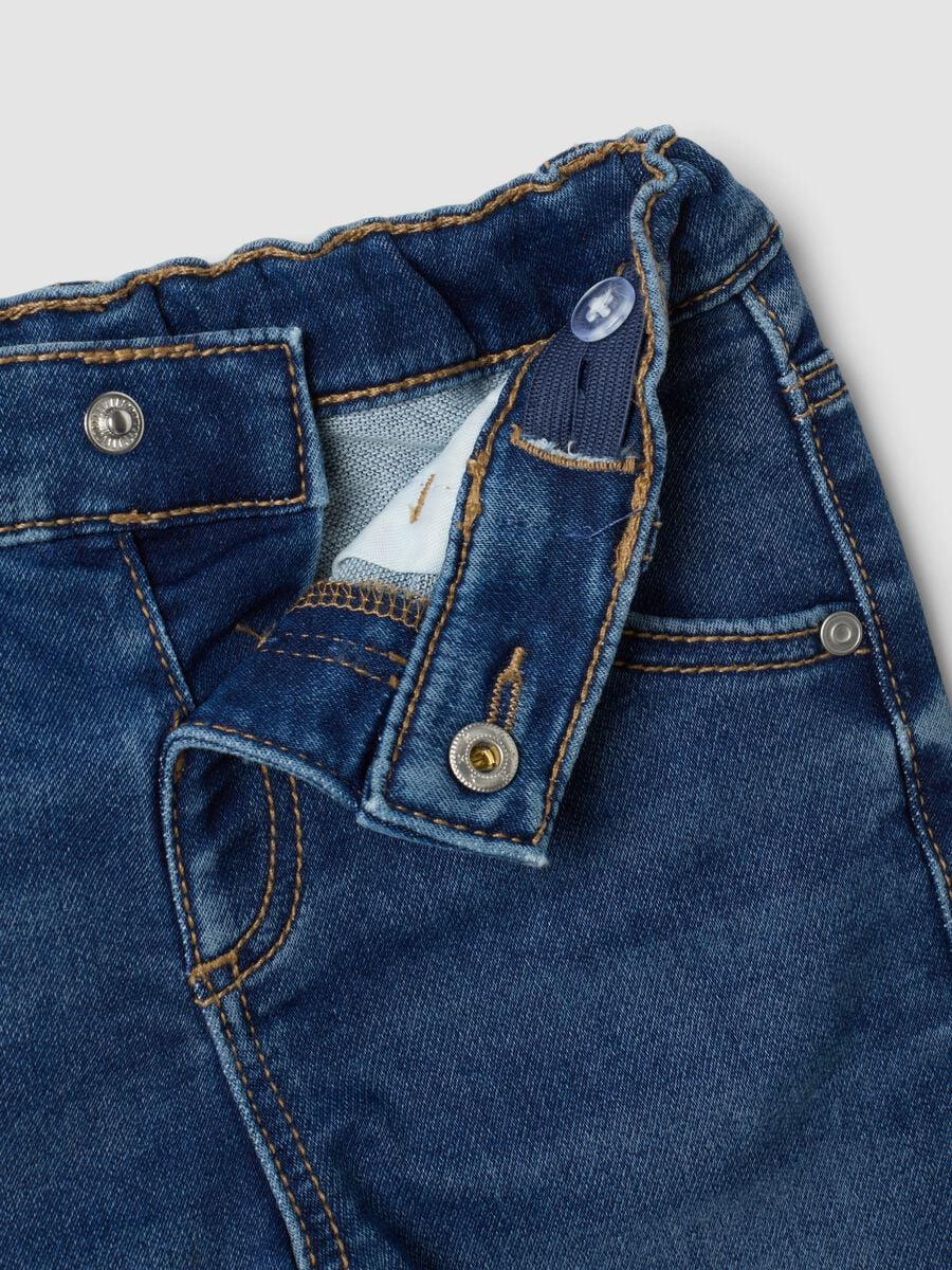 Jeans denim blu scuro in cotone elasticizzato regular fit per bimbo_2