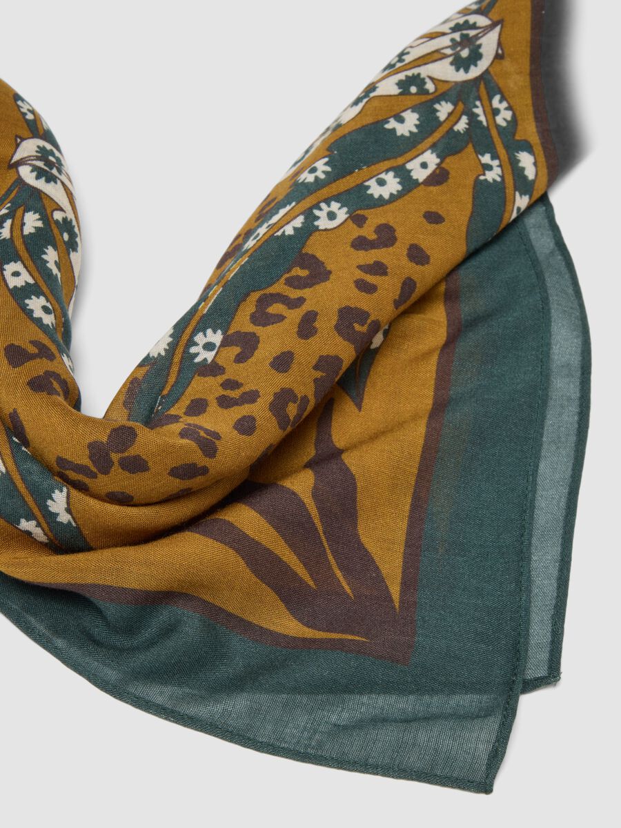 Foulard verde in misto viscosa e lana con fantasia_2
