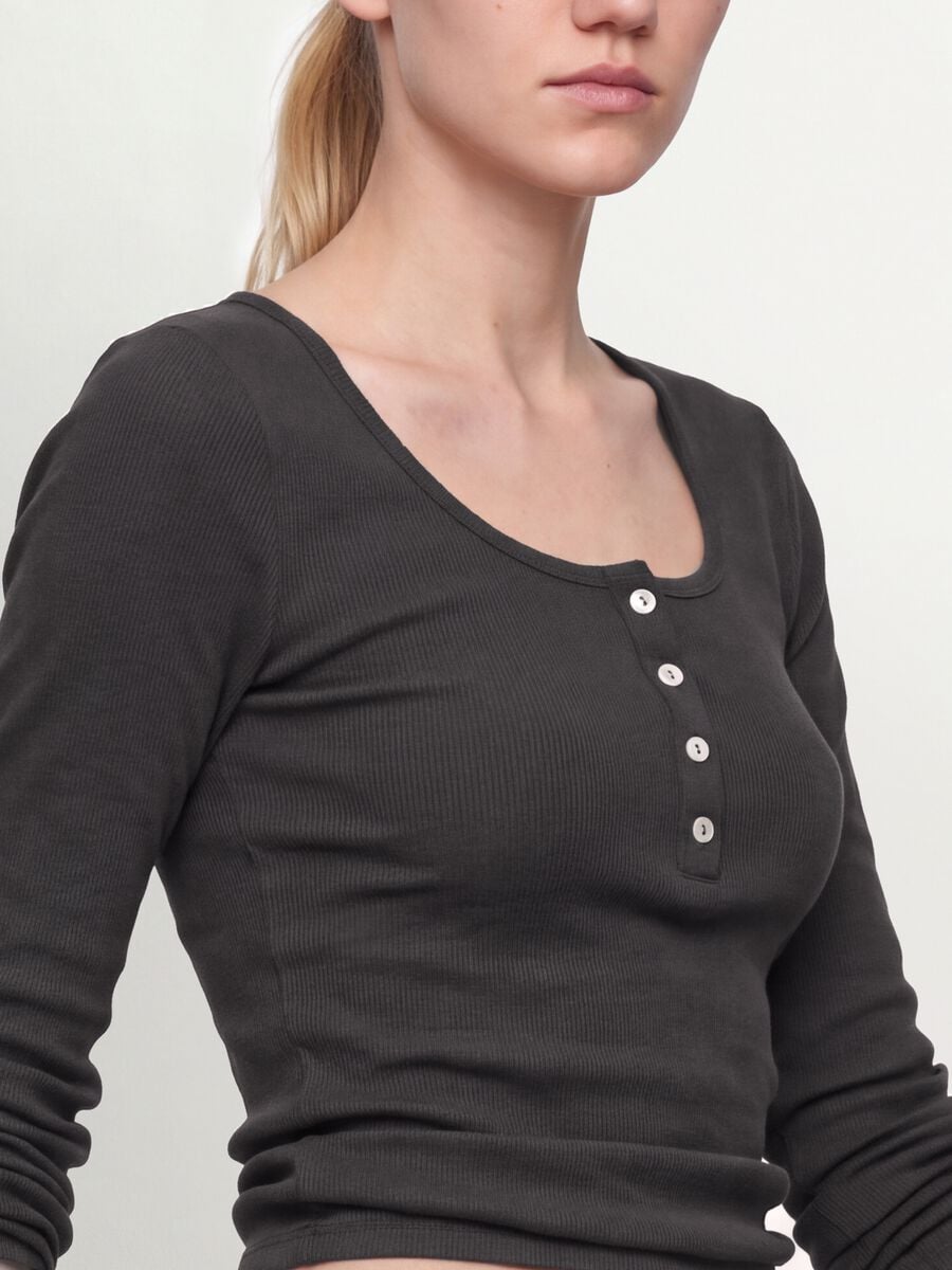 Schwarzes T-Shirt aus elastischer Viskose mit Rundhalsausschnitt_2