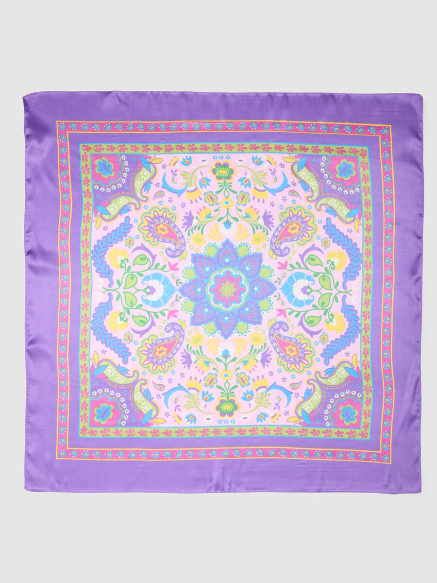 Foulard multicolor con motivi floreali_3