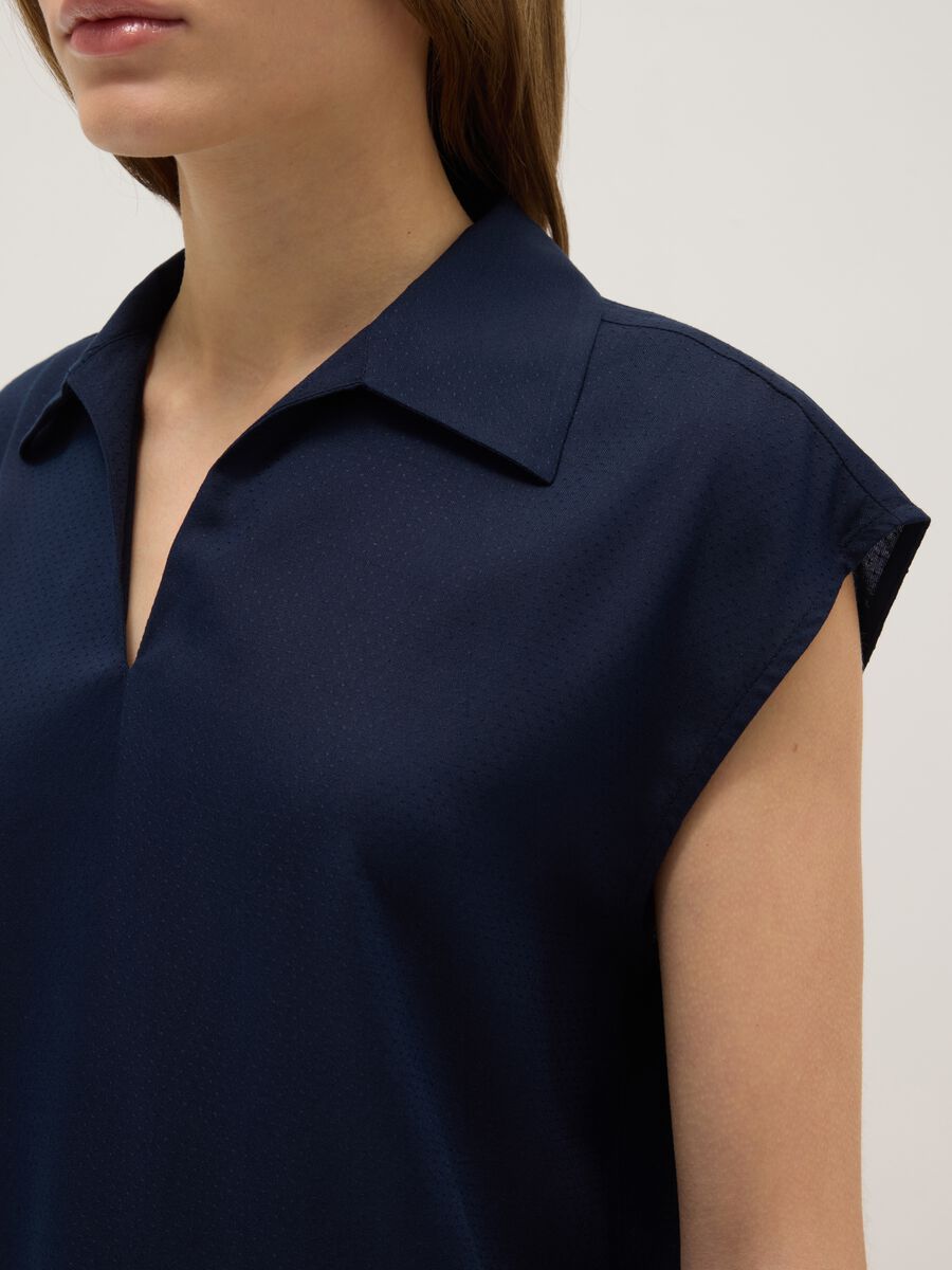 Sleeveless blouse in pure blue viscose, regular fit with V-neck_3