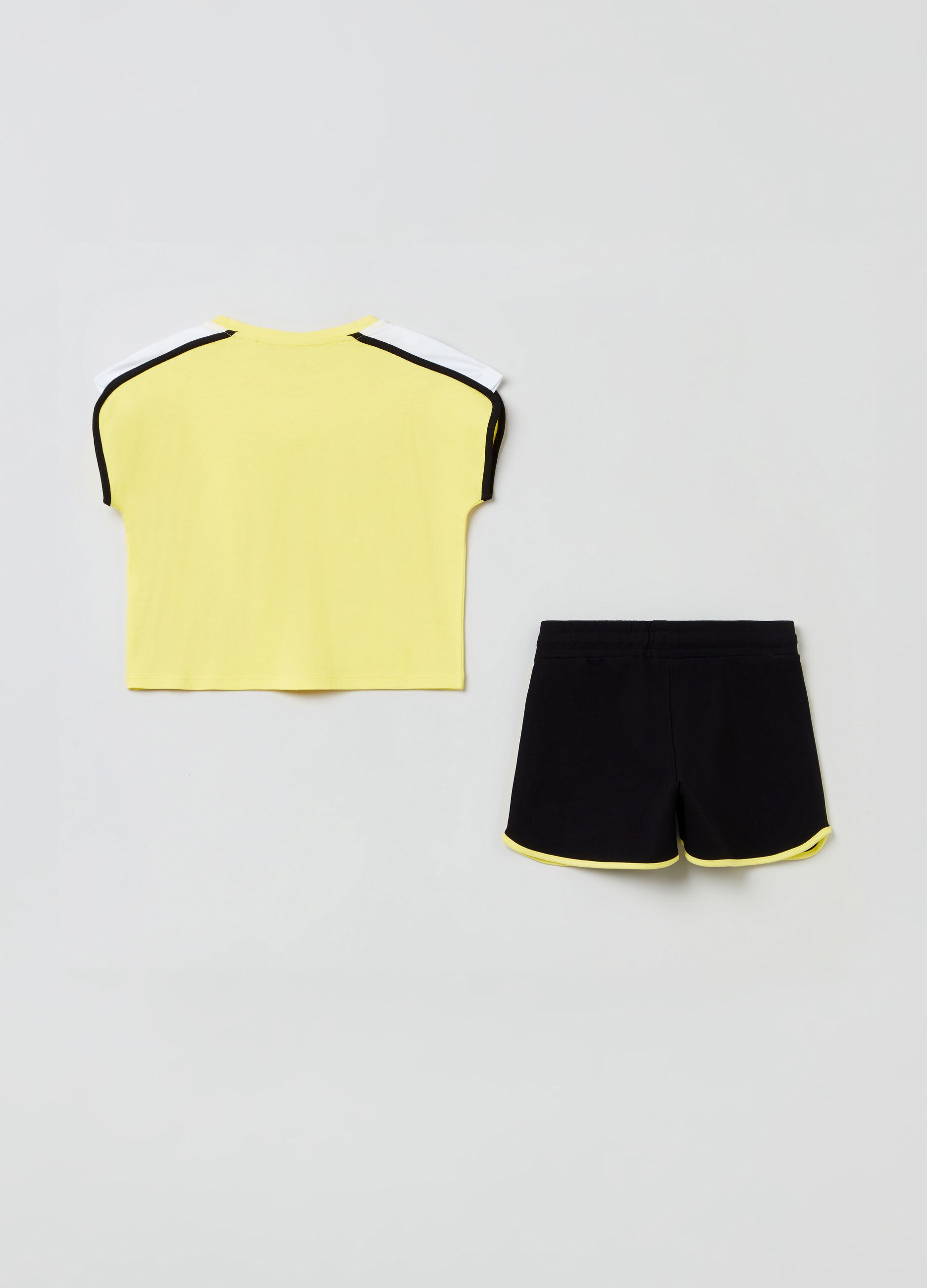 Pack jogging camiseta y shorts con ribetes en contraste