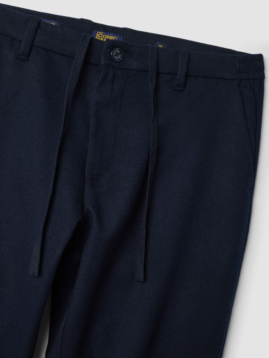Pantaloni chino blu scuro in misto viscosa elasticizzata regular fit_2