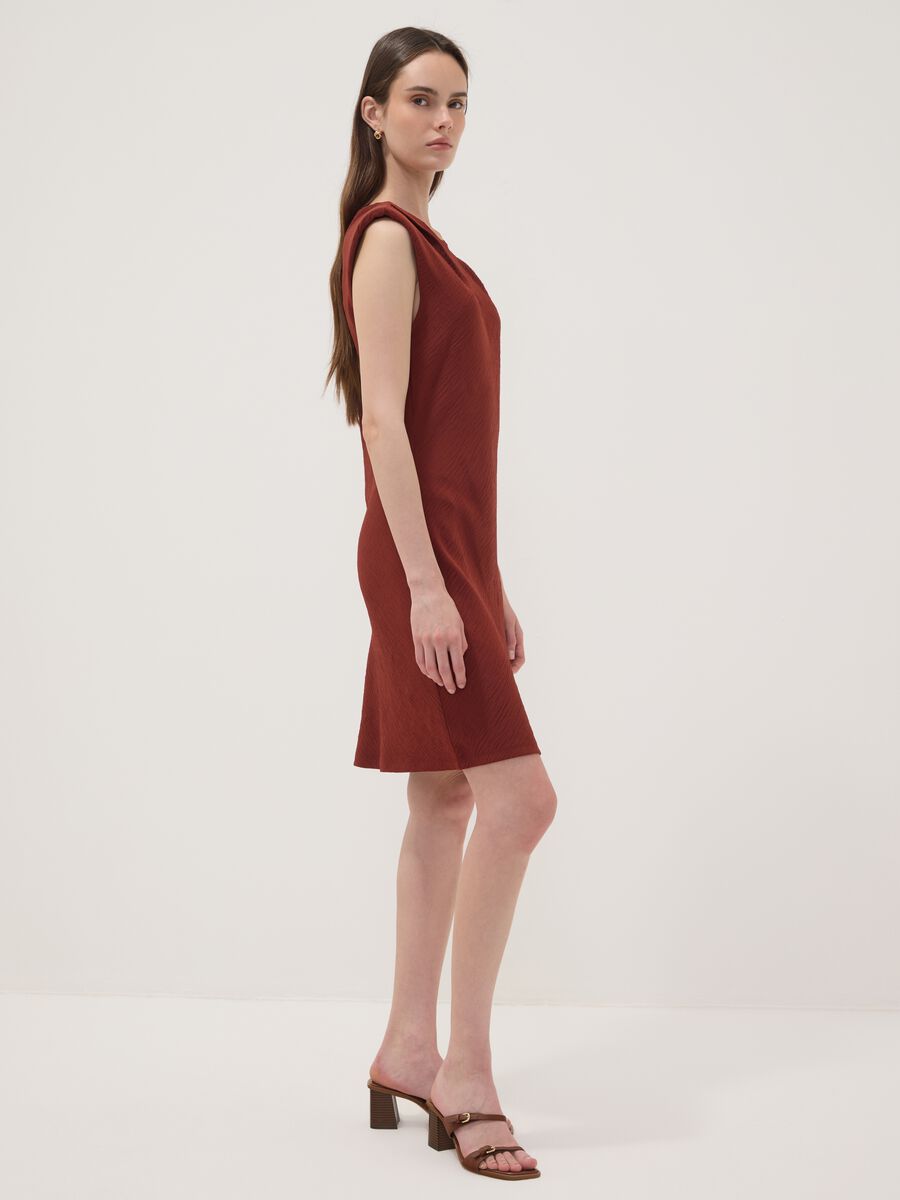 Vestido vermelho justo com detalhes franzidos_1