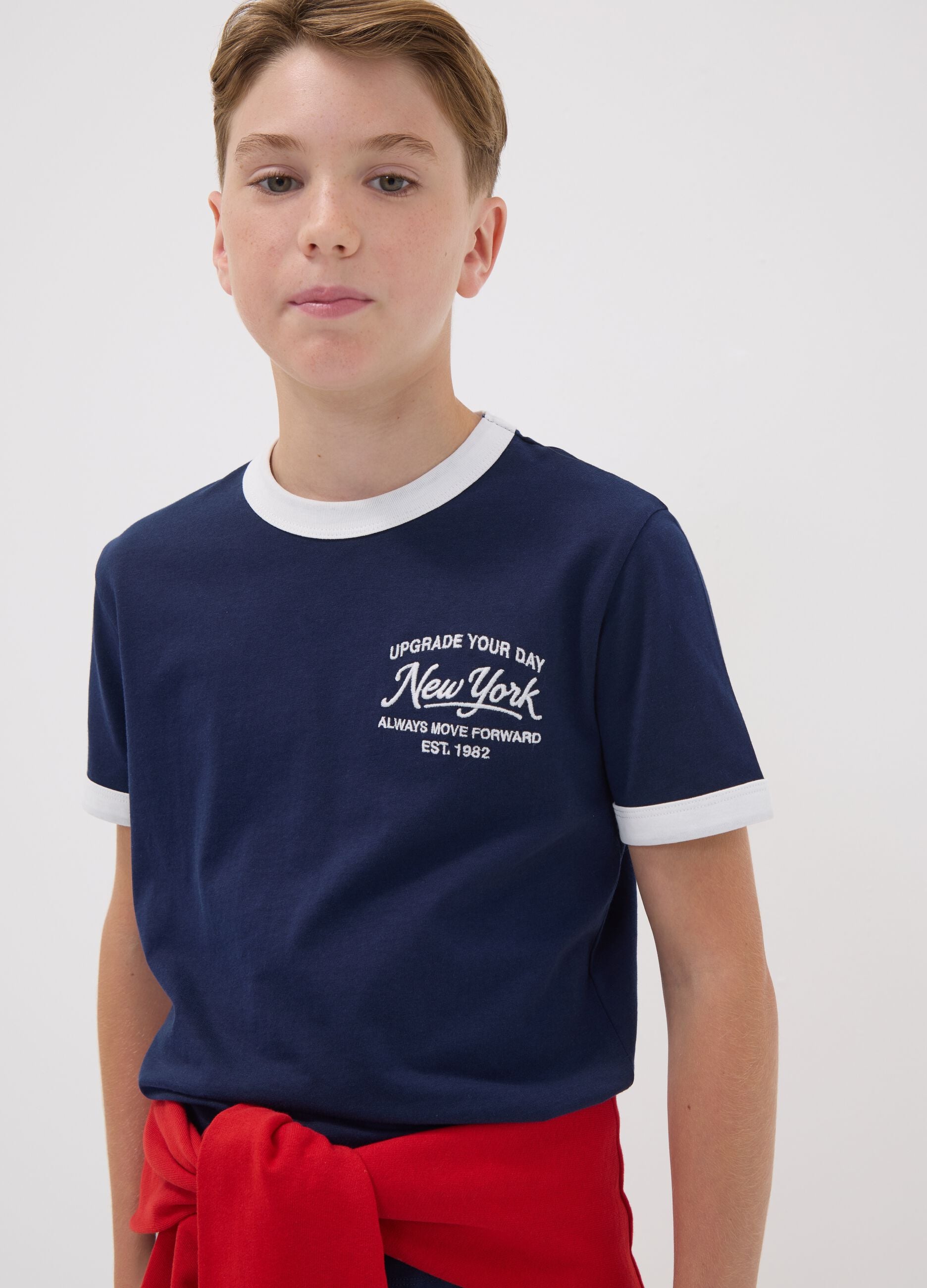 &Mu;&pi;&lambda;&epsilon; T-shirt &alpha;&pi;ό 100% &omicron;&rho;&gamma;&alpha;&nu;&iota;&kappa;ό &beta;&alpha;&mu;&beta;ά&kappa;&iota; &mu;&epsilon; &tau;ύ&pi;&omega;&mu;&alpha;, relaxed &epsilon;&phi;&alpha;&rho;&mu;&omicron;&gamma;ή &gamma;&iota;&alpha; &alpha;&gamma;ό&rho;&iota;&alpha;