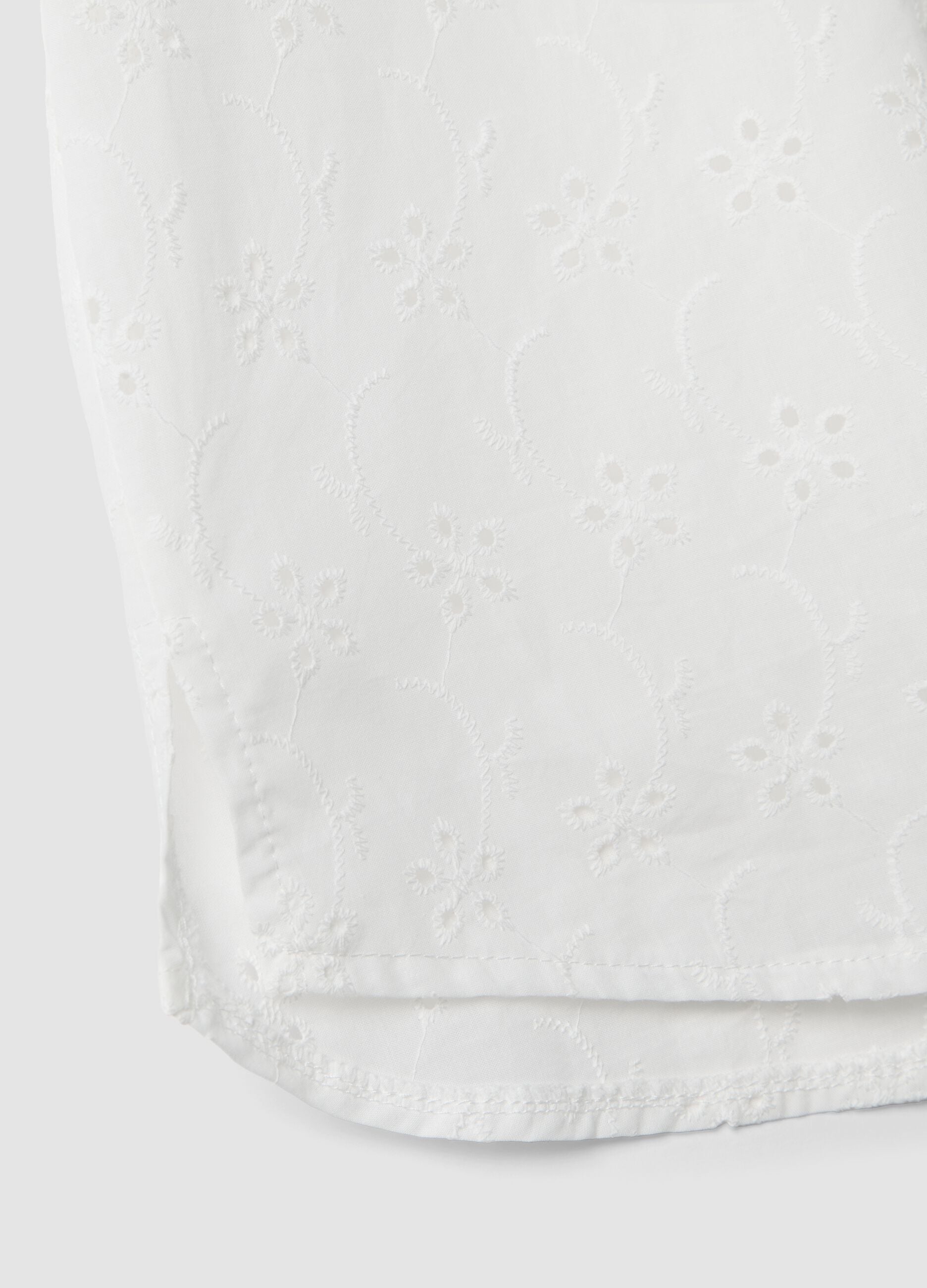 Camisa blanca de algod&oacute;n puro de manga corta calada, corte regular