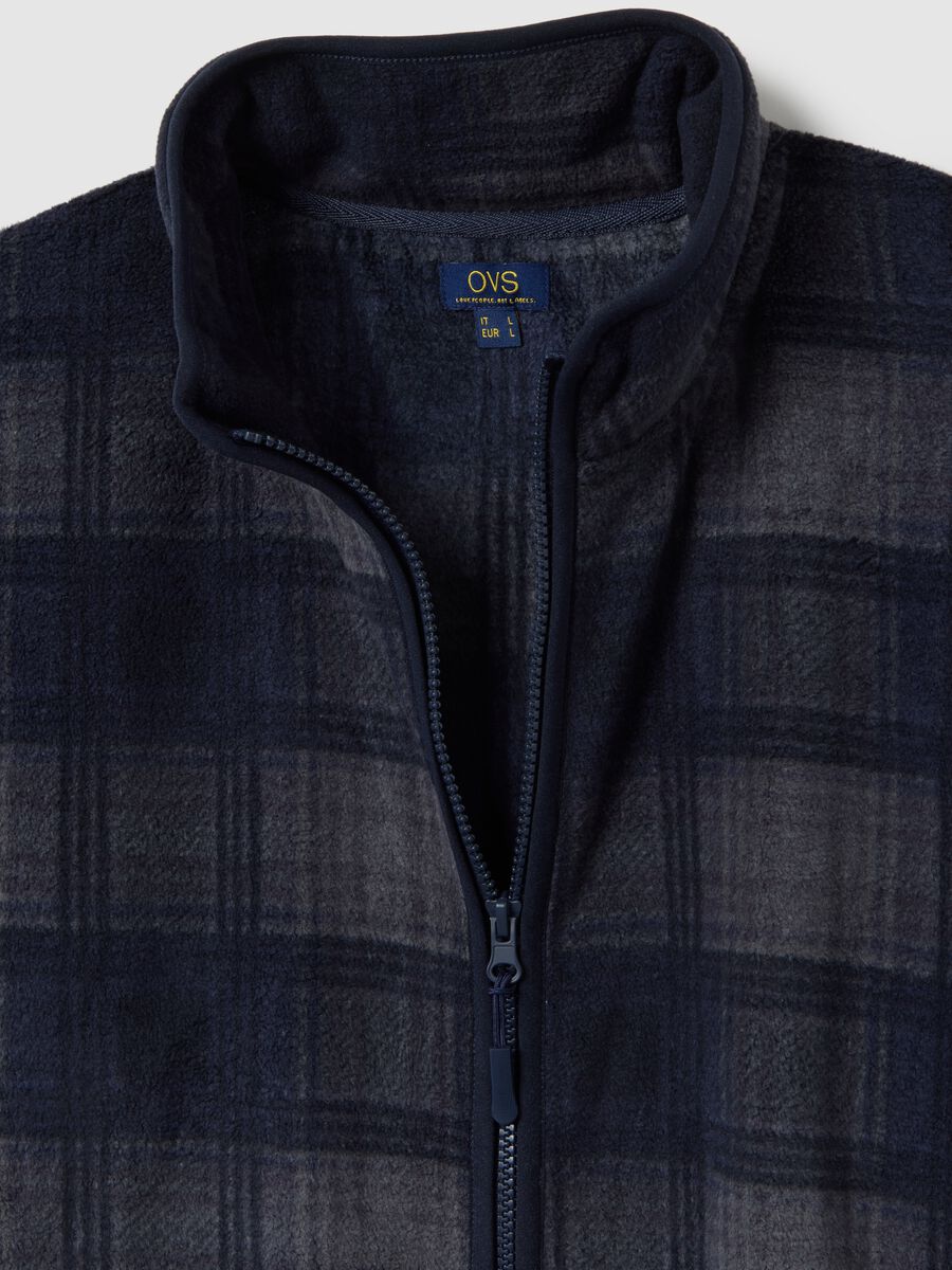 Blaue Wolljacke mit hoher Hals und Karo und Reißverschluss_5