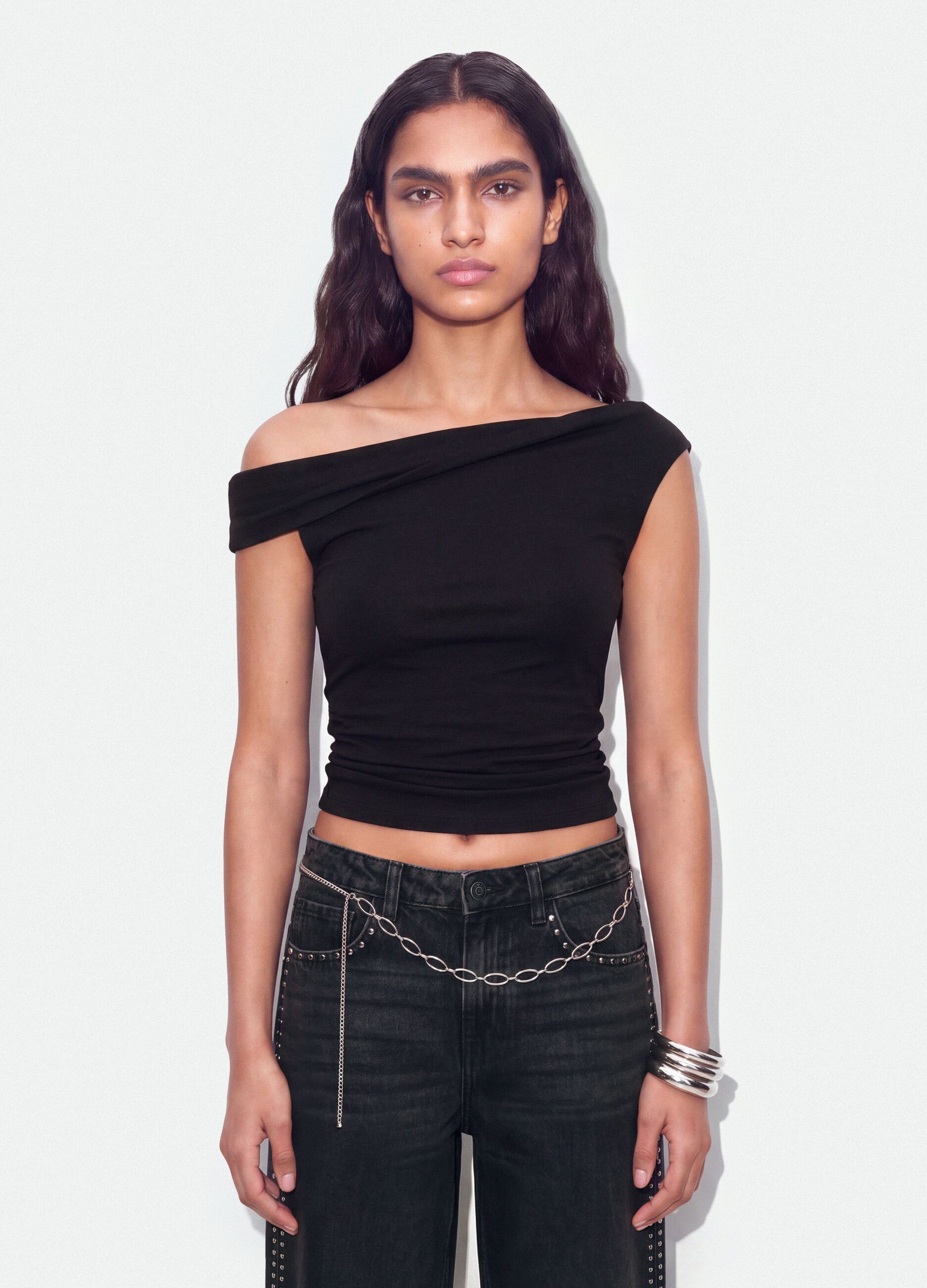 Top preto assim&eacute;trico de um ombro em viscose el&aacute;stica, corte slim