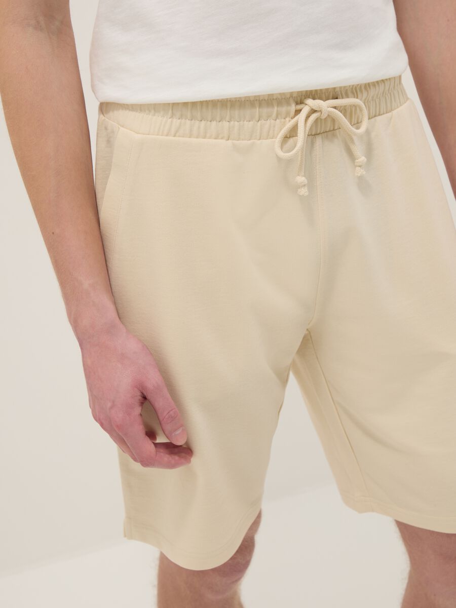 Regular fit beige cotton blend shorts_4