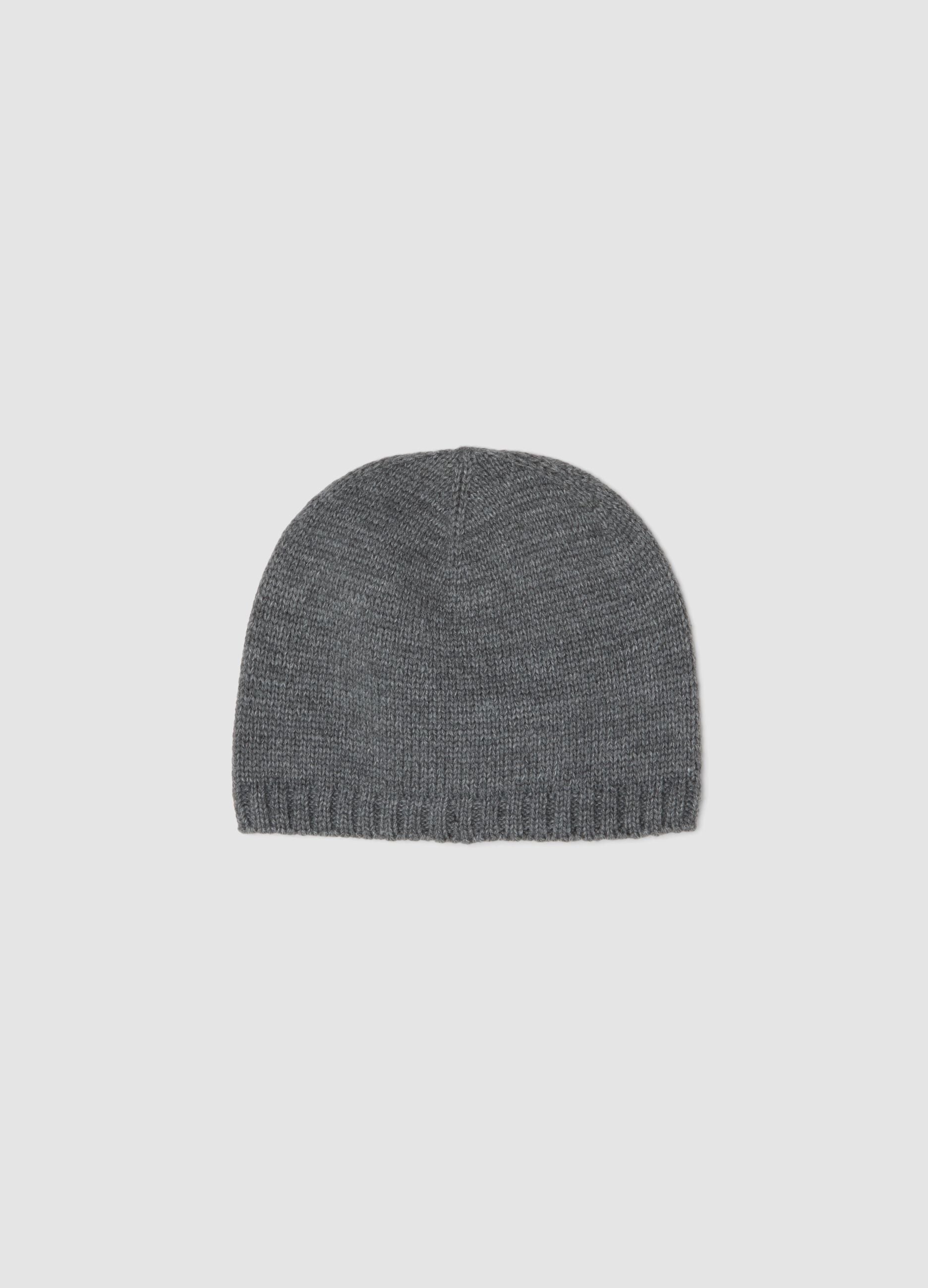 Cappello grigio a costine