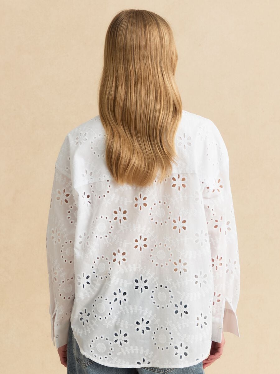 Weisse Bluse aus reiner Baumwolle mit Lochstickerei_3