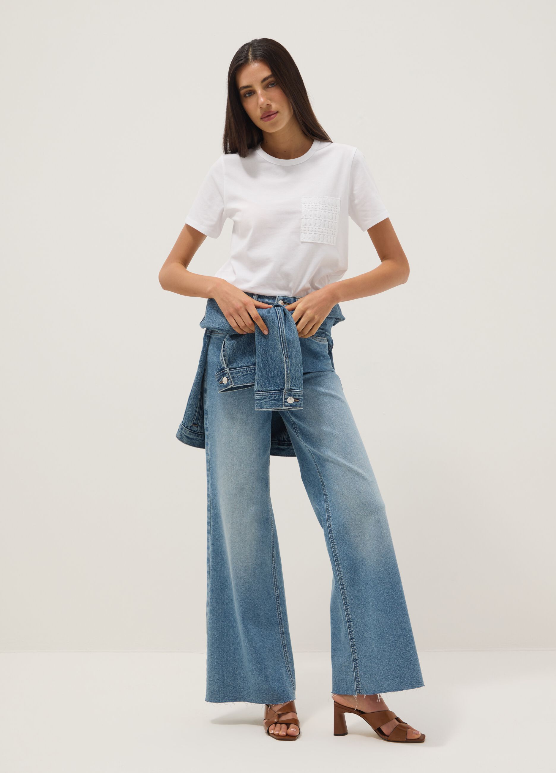 &Lambda;&epsilon;&upsilon;&kappa;ό T-shirt &alpha;&pi;ό 100% &beta;&alpha;&mu;&beta;ά&kappa;&iota;, regular fit, &mu;&epsilon; &kappa;&epsilon;&nu;&tau;&eta;&mu;έ&nu;&eta; &tau;&sigma;&epsilon;&pi;&omicron;ύ&lambda;&alpha;