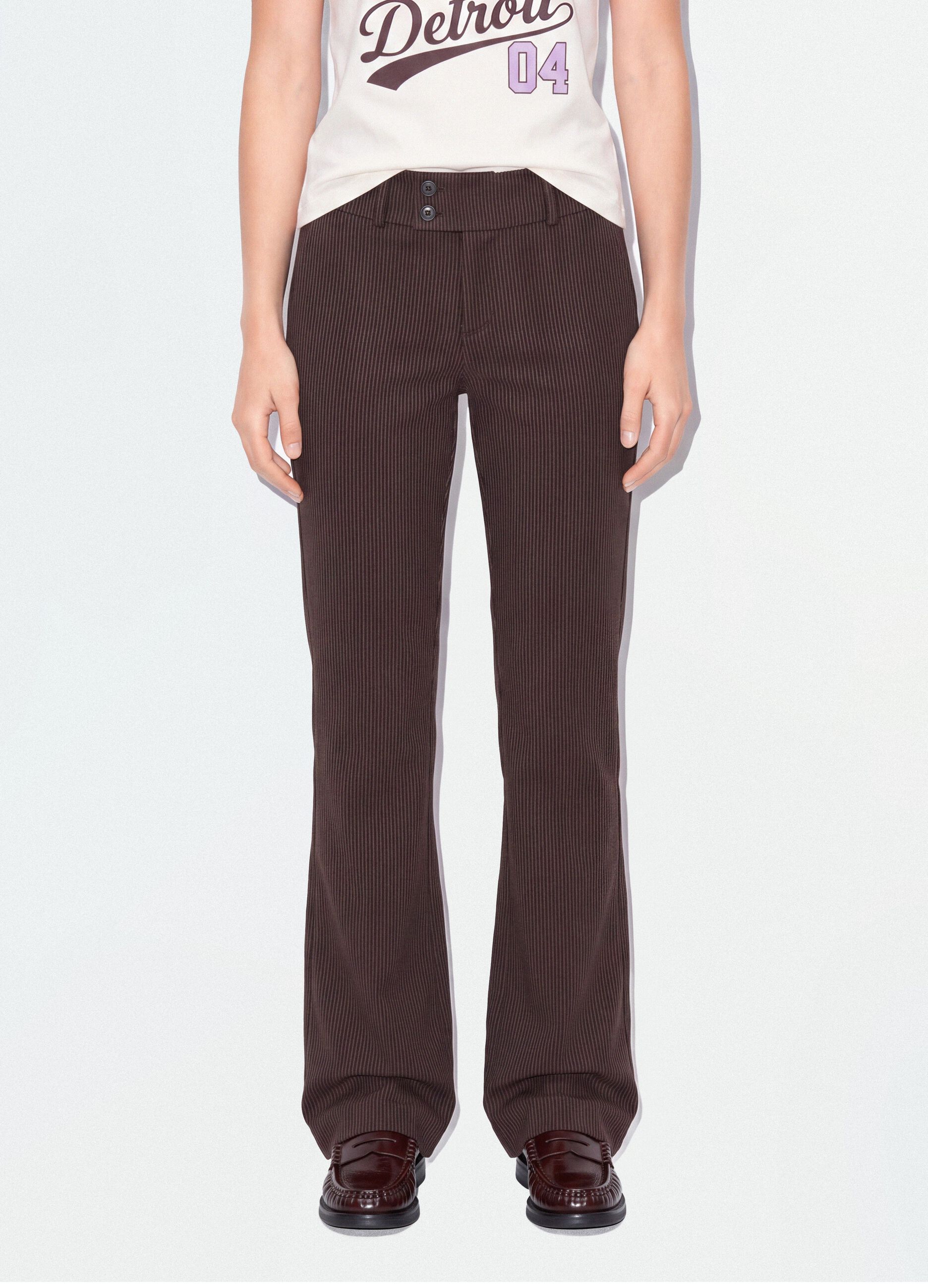 Pantaloni marroni flare in viscosa elasticizzata con fantasia gessata