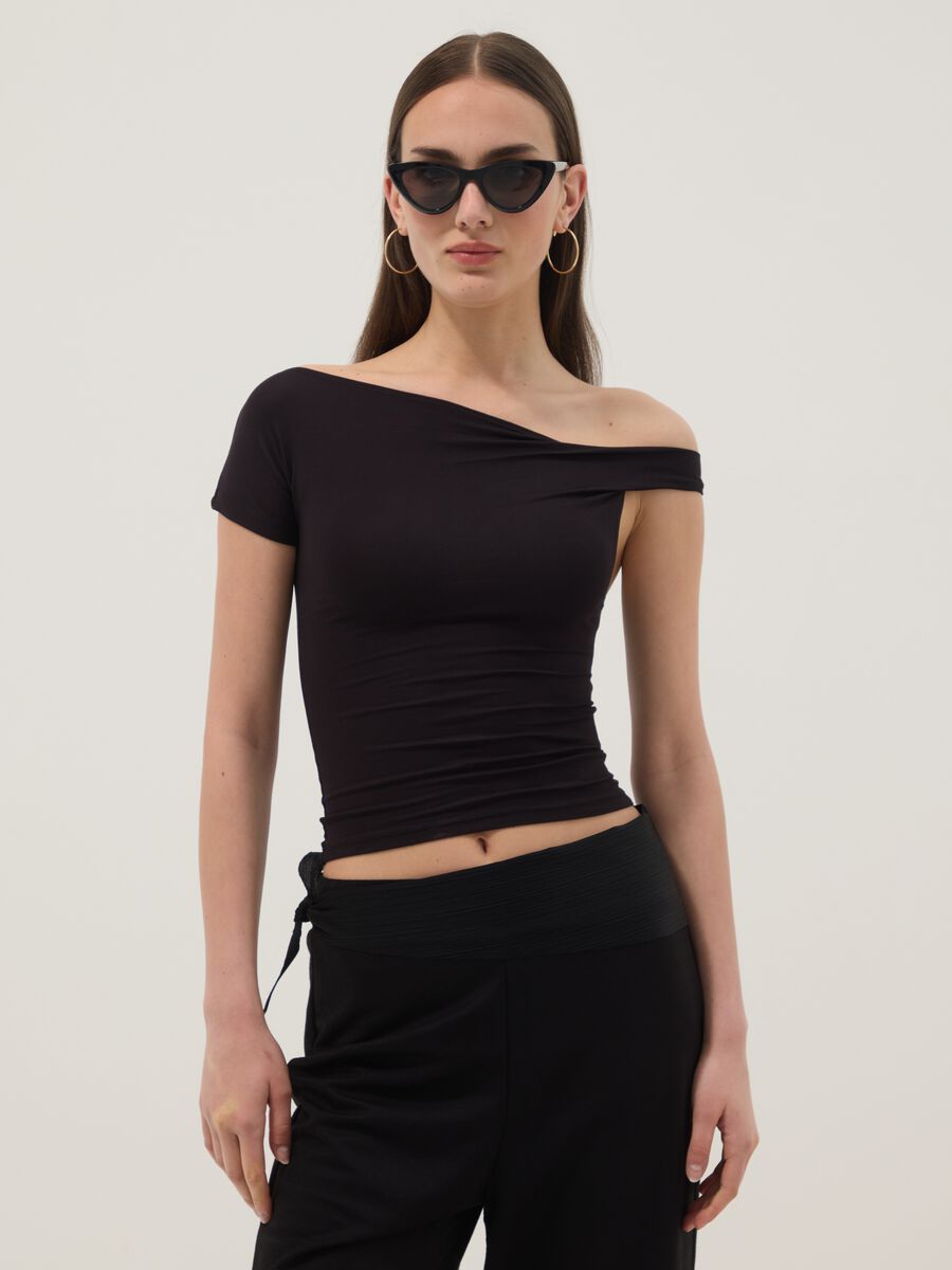 Crna majica od elastične viskoze sa &scaron;irokim izrezom_0