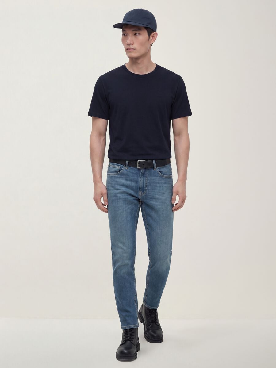 Camiseta negra de algod&oacute;n puro mercerizado, cuello redondo y corte regular_1