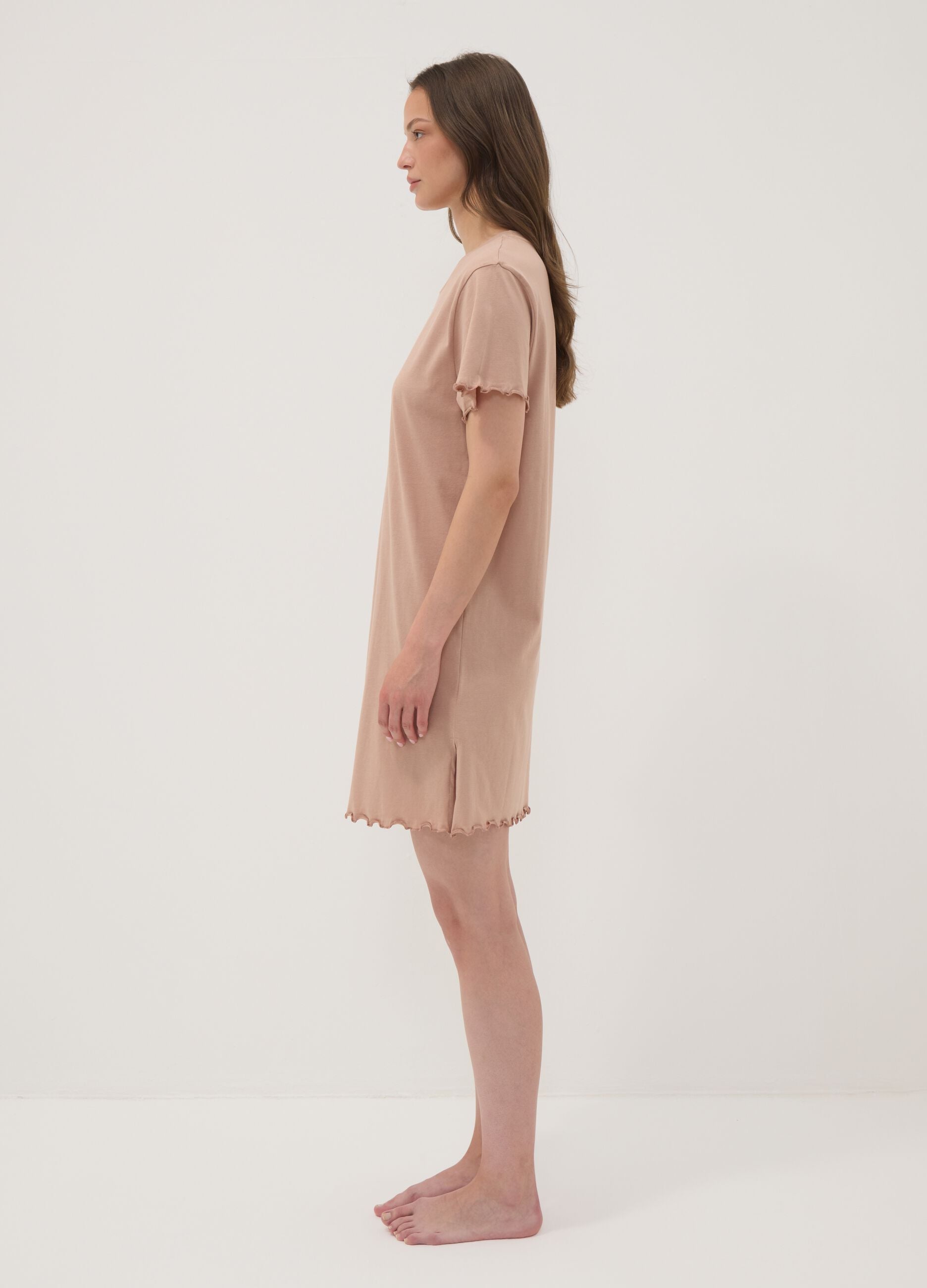 Camicia da notte beige in puro cotone organico con orli arricciati