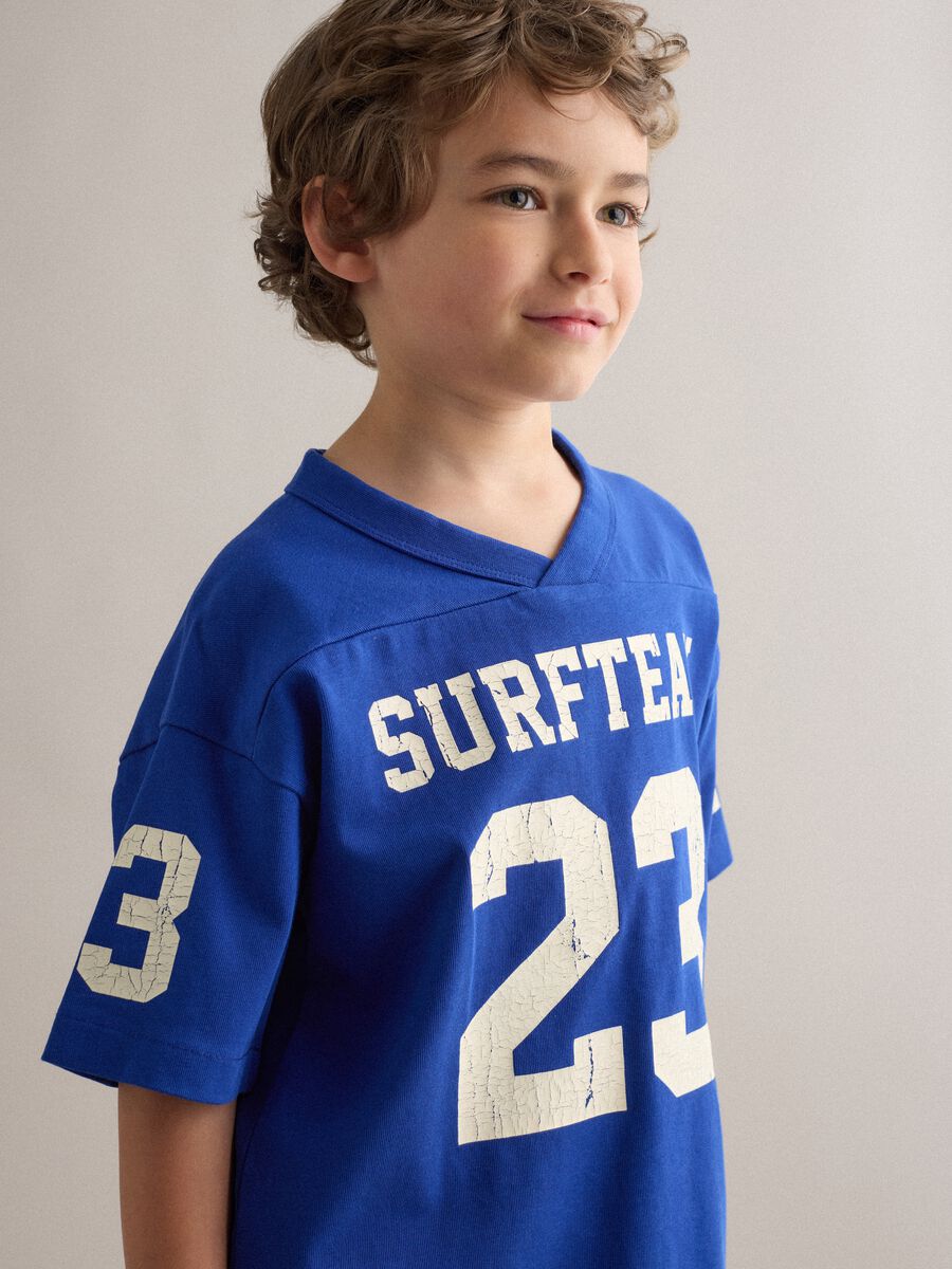 &Uuml;bergro&szlig;es Kinder T-Shirt aus blauer reiner Baumwolle mit Prints_2