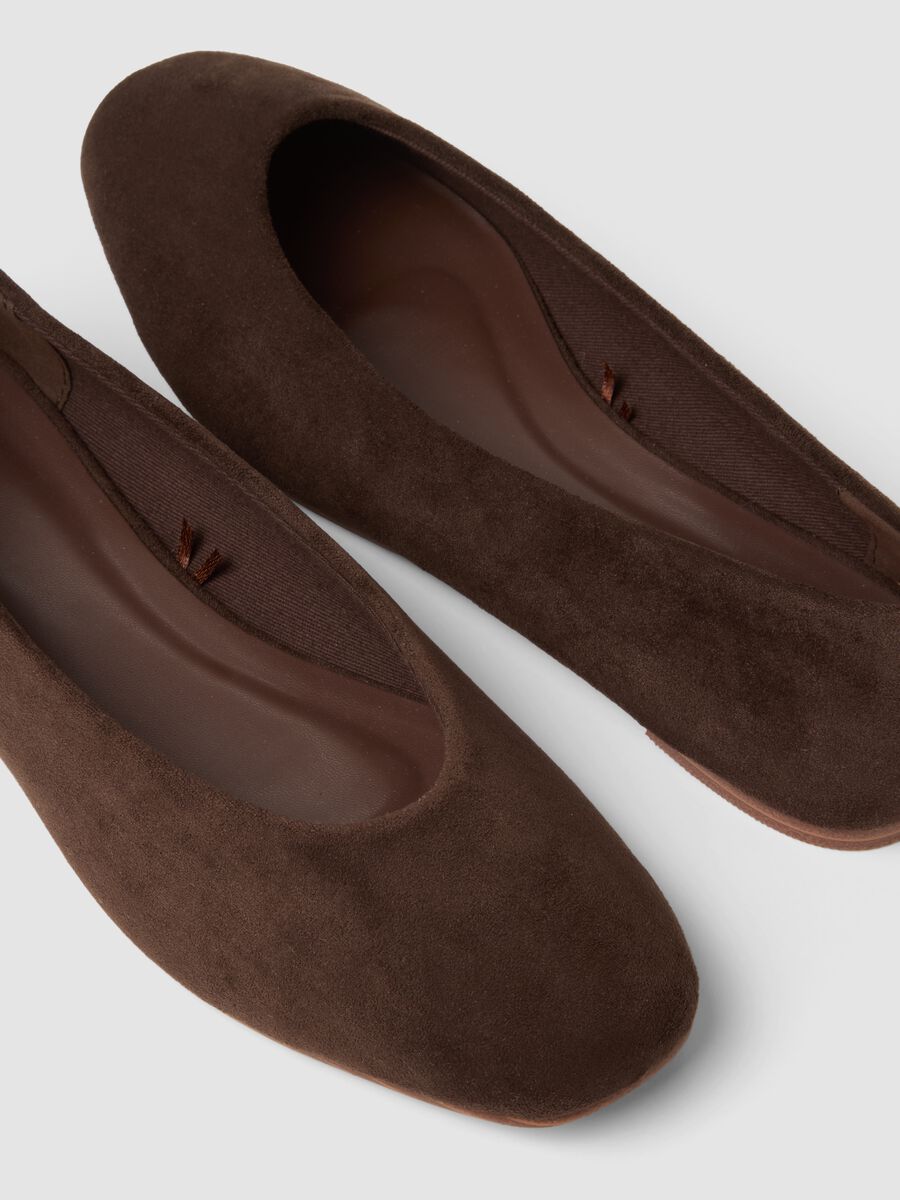 Classic brown round-toe ballet flats_1